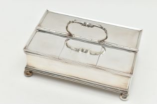 AN EDWARD VII SILVER DESK STAND OF RECTANGULAR FORM, hinged carrying handle to the centre, hinged