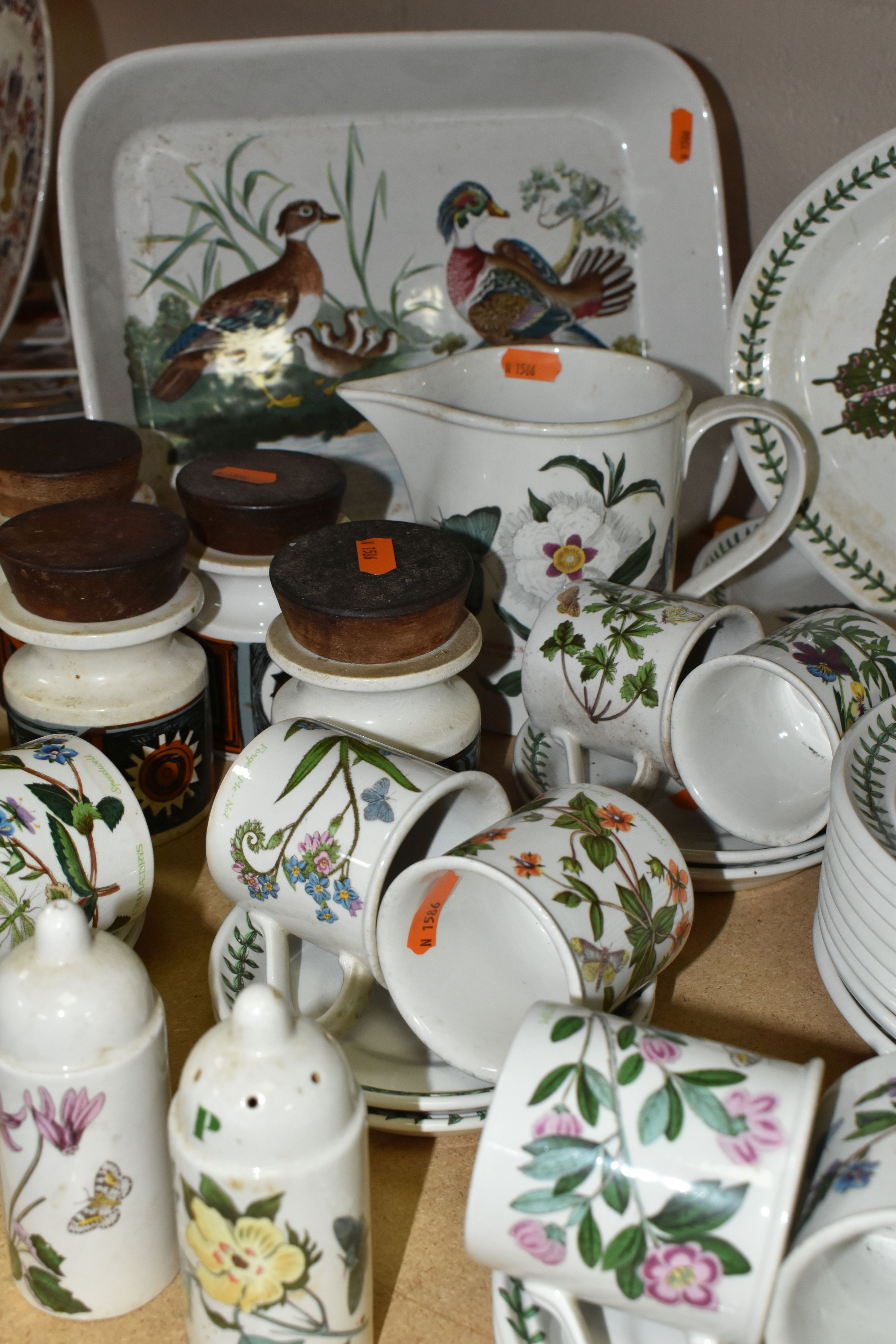 A GROUP OF PORTMEIRION DINNER WARES, comprising six Variations canisters, forty six pieces of - Bild 7 aus 8