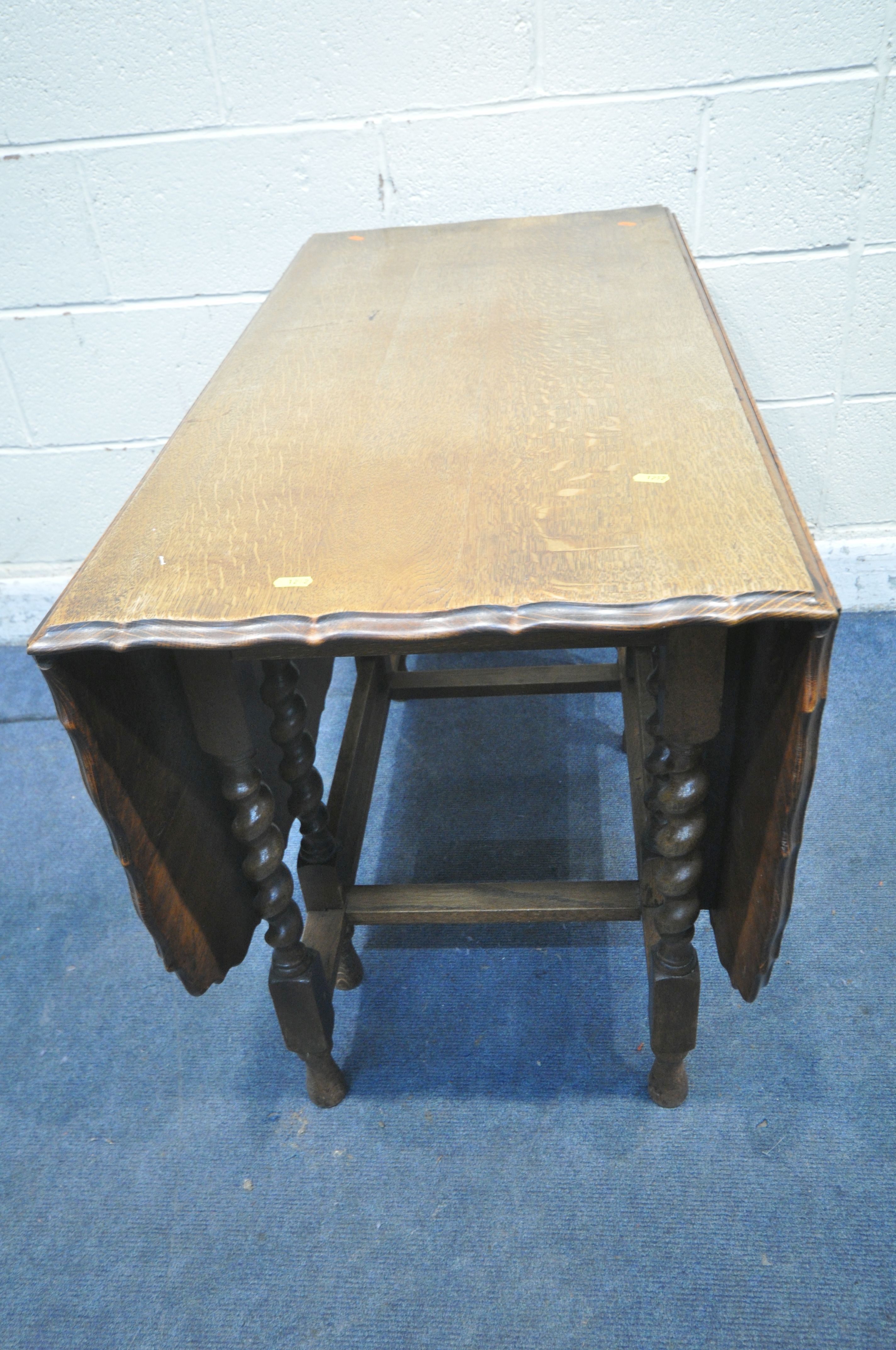 TWO SETS OF THREE EDWARDIAN CHAIRS, along with an oak gate leg table (condition report: - Bild 4 aus 4