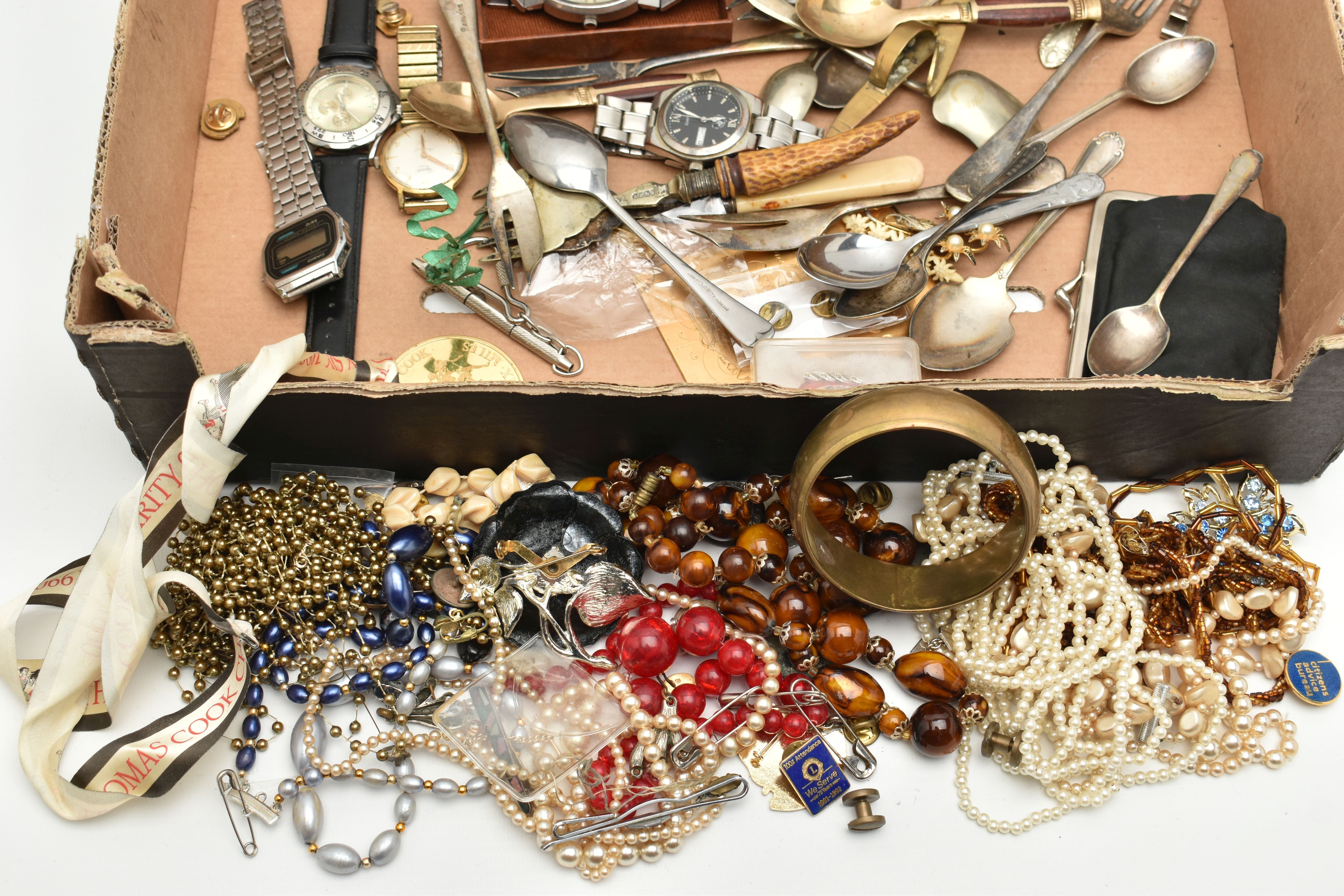 A BOX OF ASSORTED ITEMS, to include a small selection of beaded necklaces, a selection of - Bild 2 aus 4