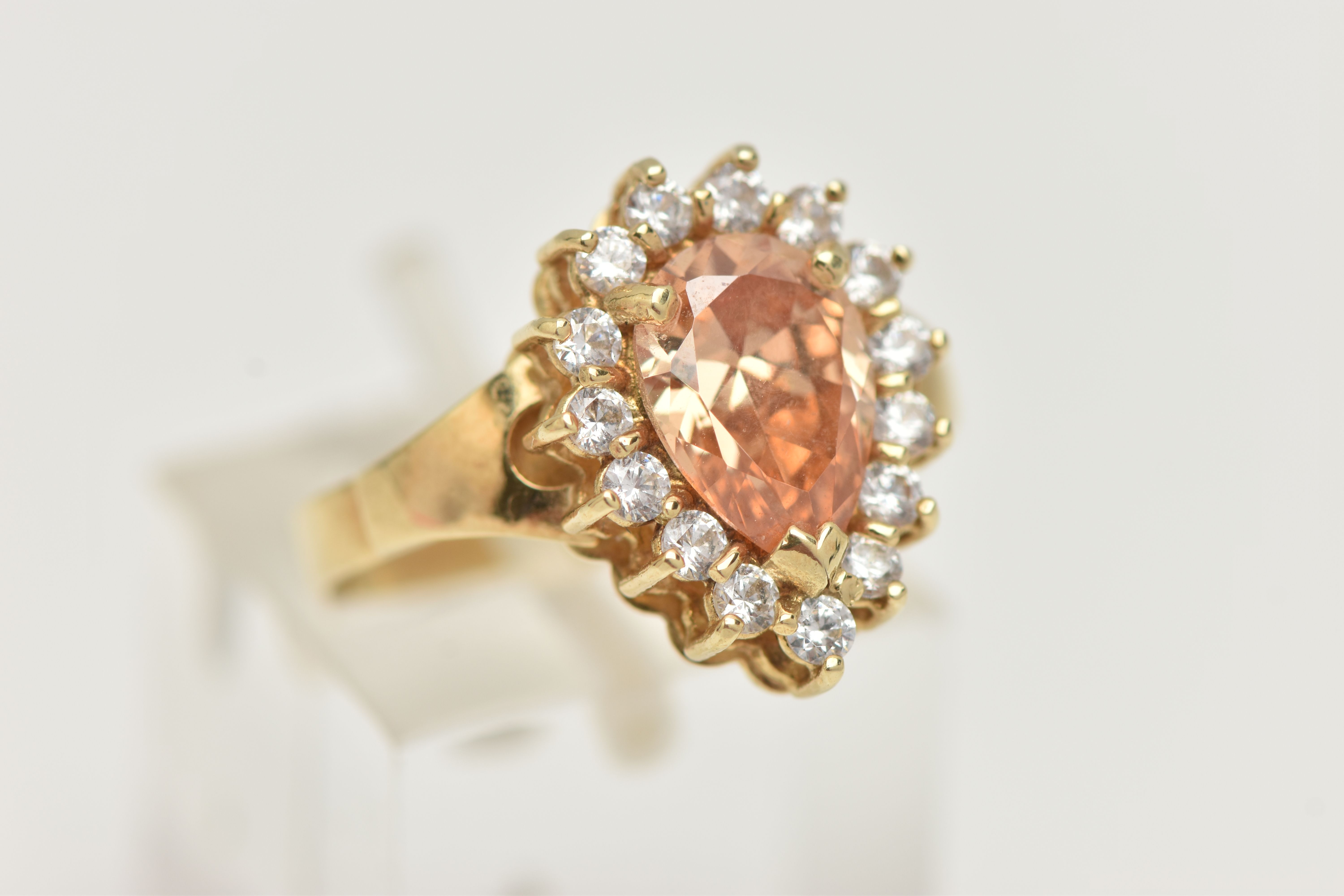 A DRESS RING, designed as a central pear shape peach cubic zirconia within a colourless circular - Bild 4 aus 4