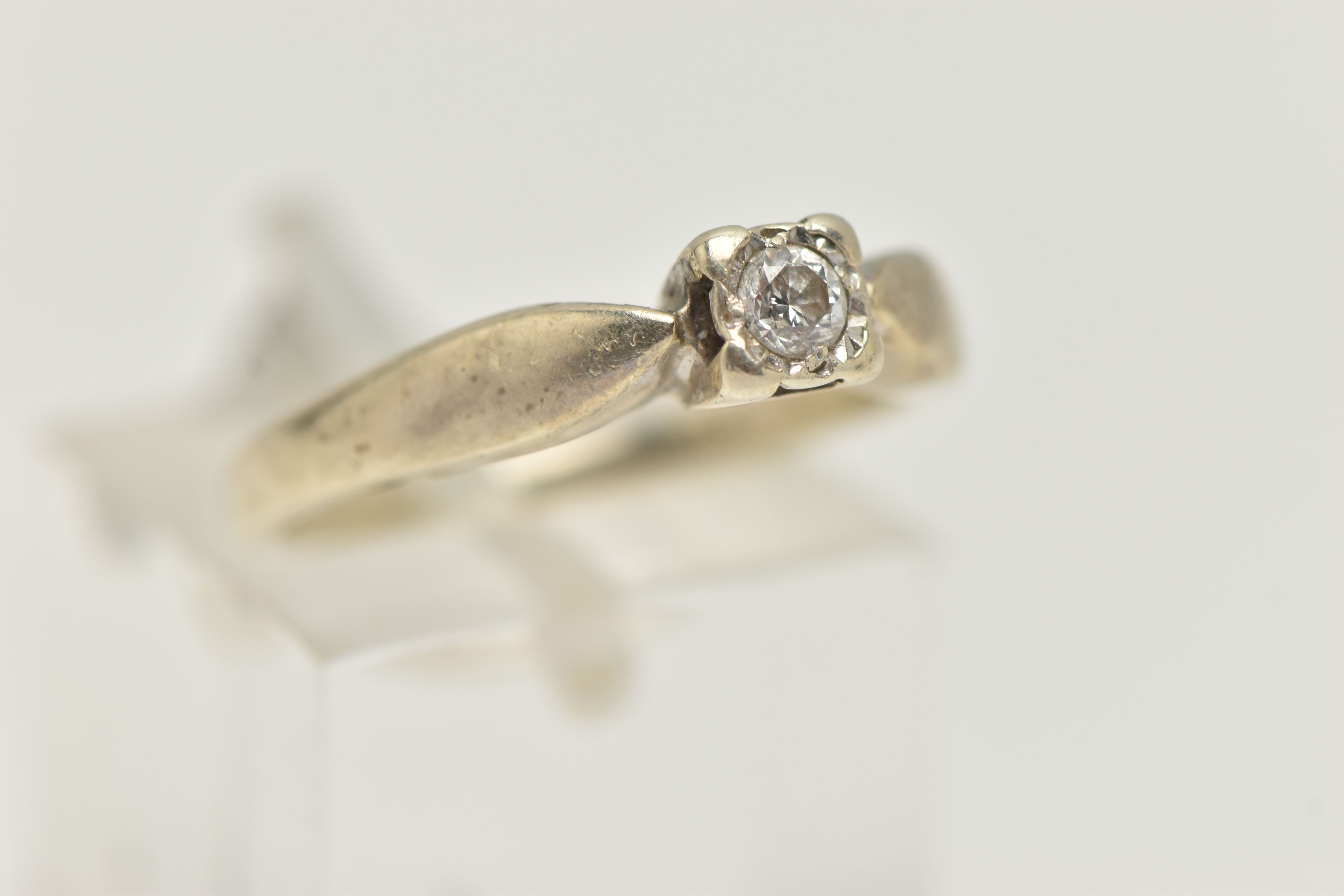 A 9CT GOLD SINGLE STONE DIAMOND RING, designed as a brilliant cut diamond within a square illusion - Bild 4 aus 4
