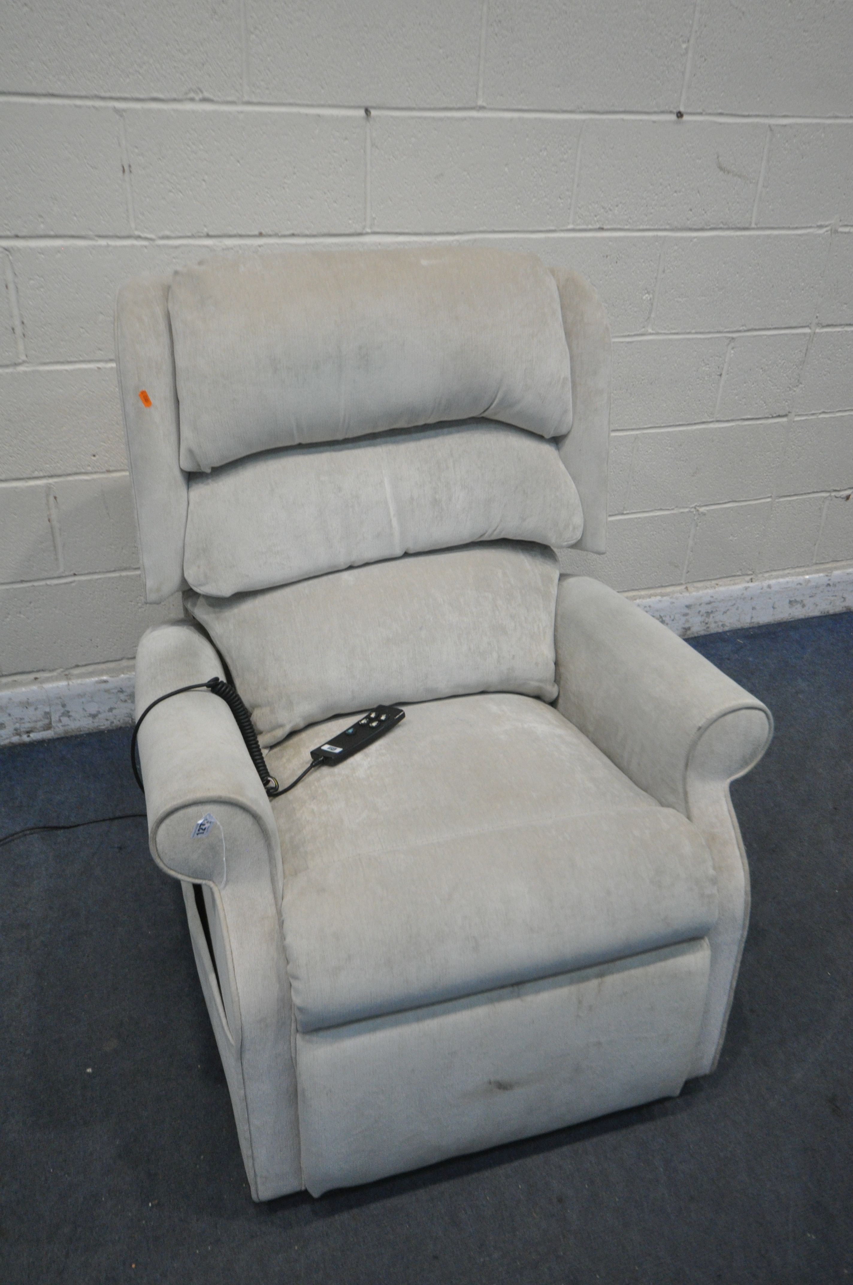 A BEIGE UPHOLSTERED ELECTRIC RISE AND RECLINE ARMCHAIR (PAT pass and working) - Bild 2 aus 3