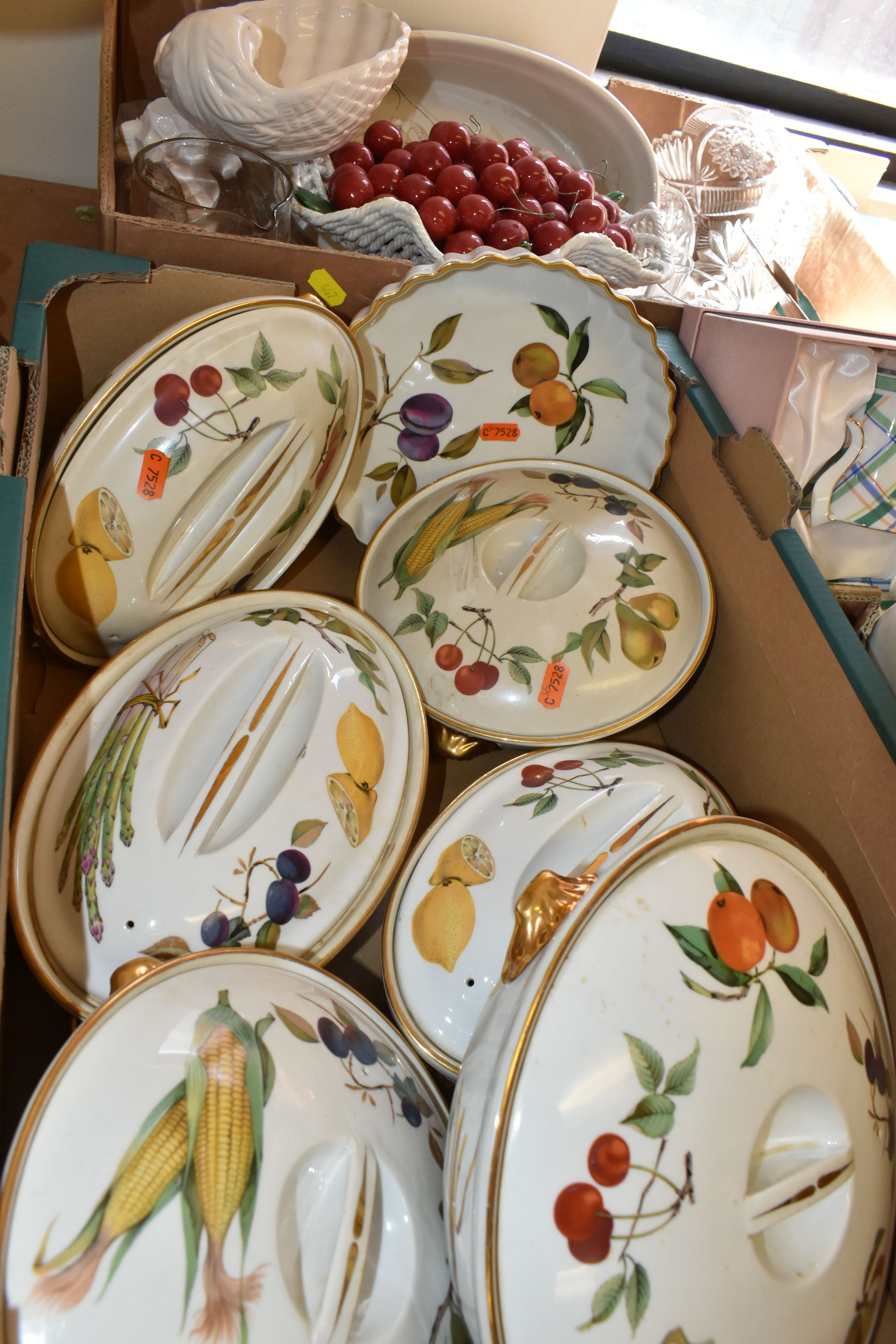 FOUR BOXES AND LOOSE CERAMICS AND GLASS WARE, to include seven pieces of Royal Worcester Evesham - Image 3 of 5