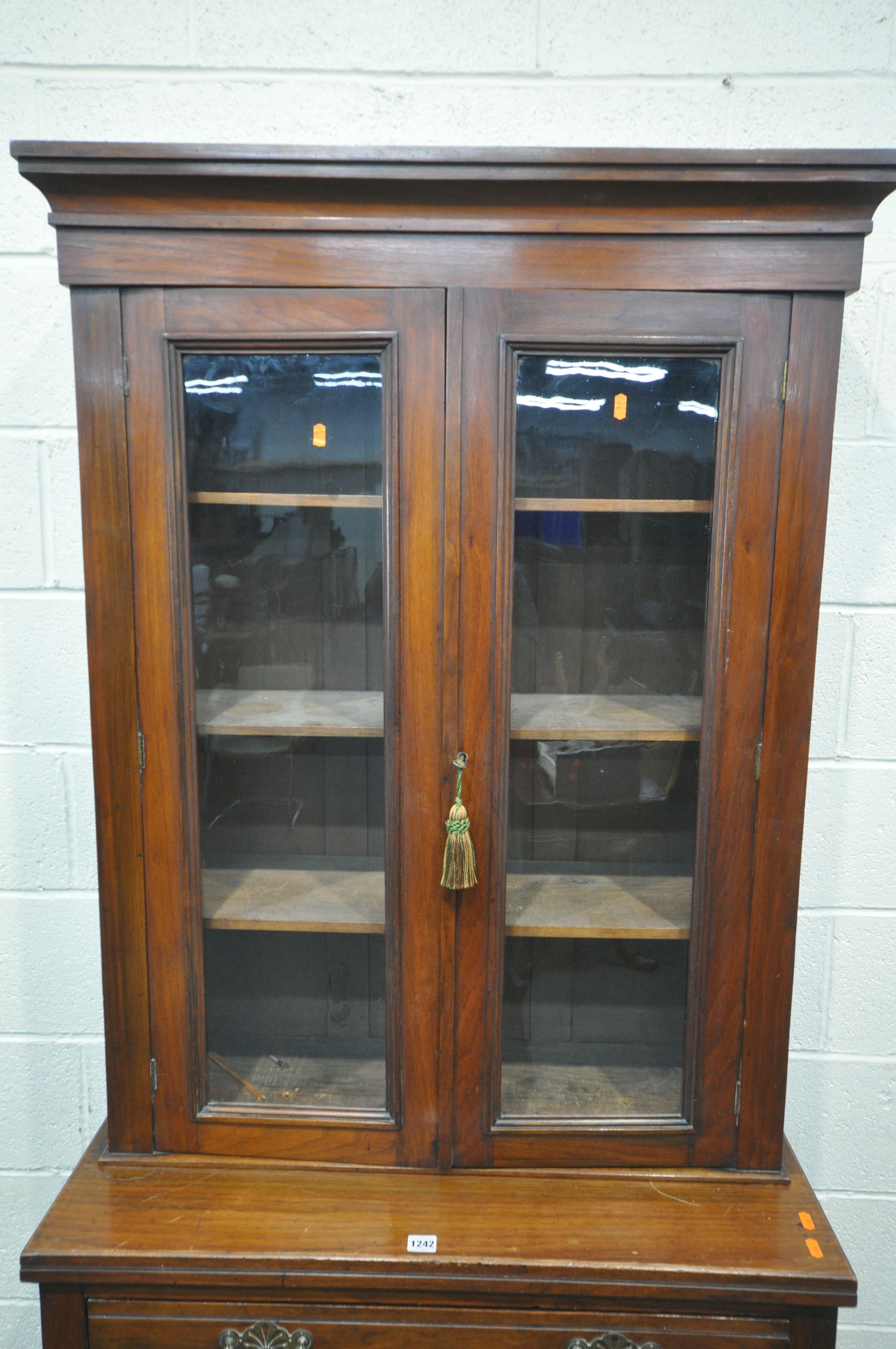 AN EDWARDIAN WALNUT GLAZED BOOKCASE, above a single drawer and double panel doors, width 89cm x - Bild 2 aus 3