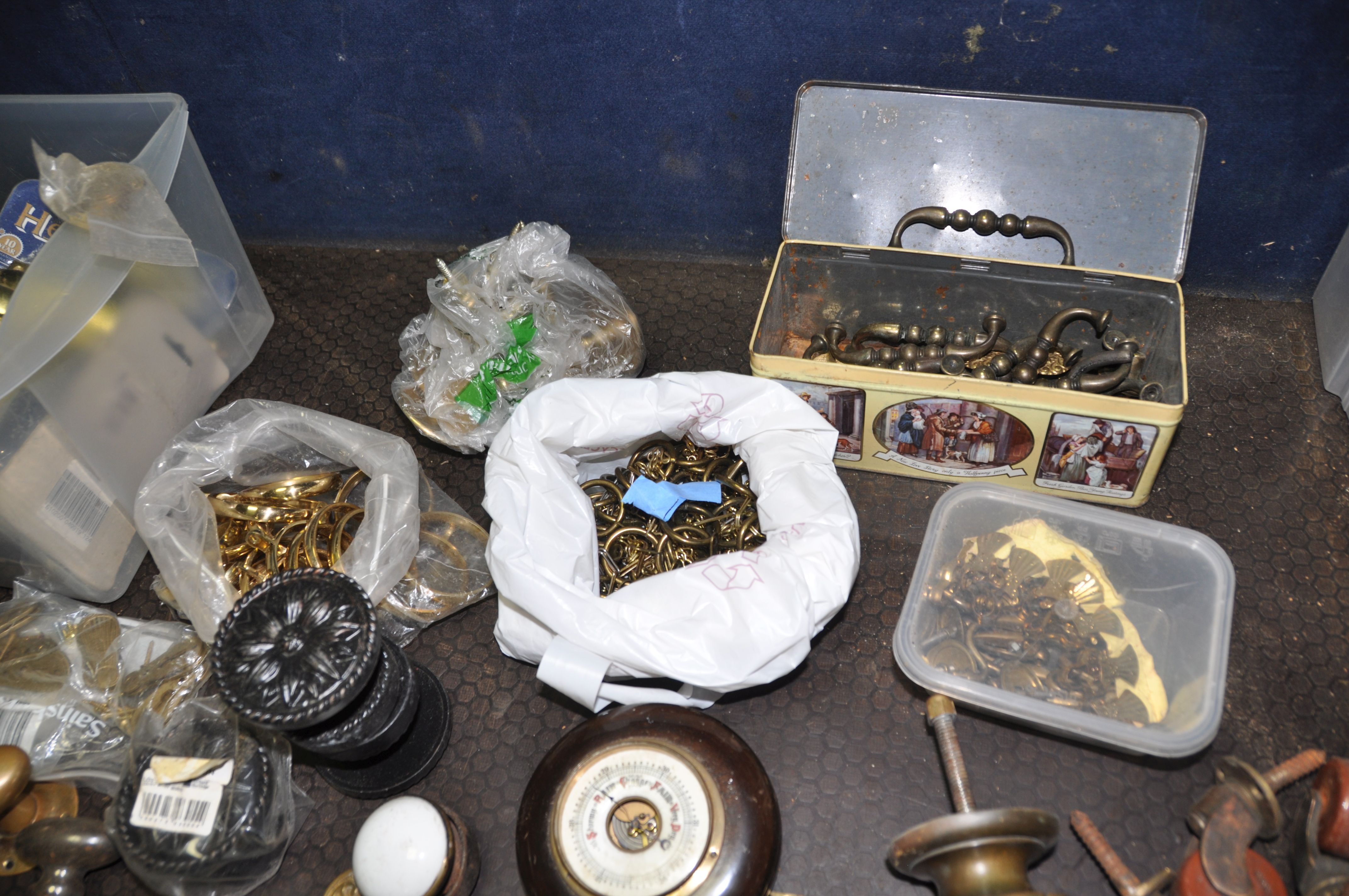 TWO TRAYS CONTAINING VINTAGE AND REPRODUCTION BRASS DOOR FURNITURE AND HARDWARE including door - Image 5 of 9