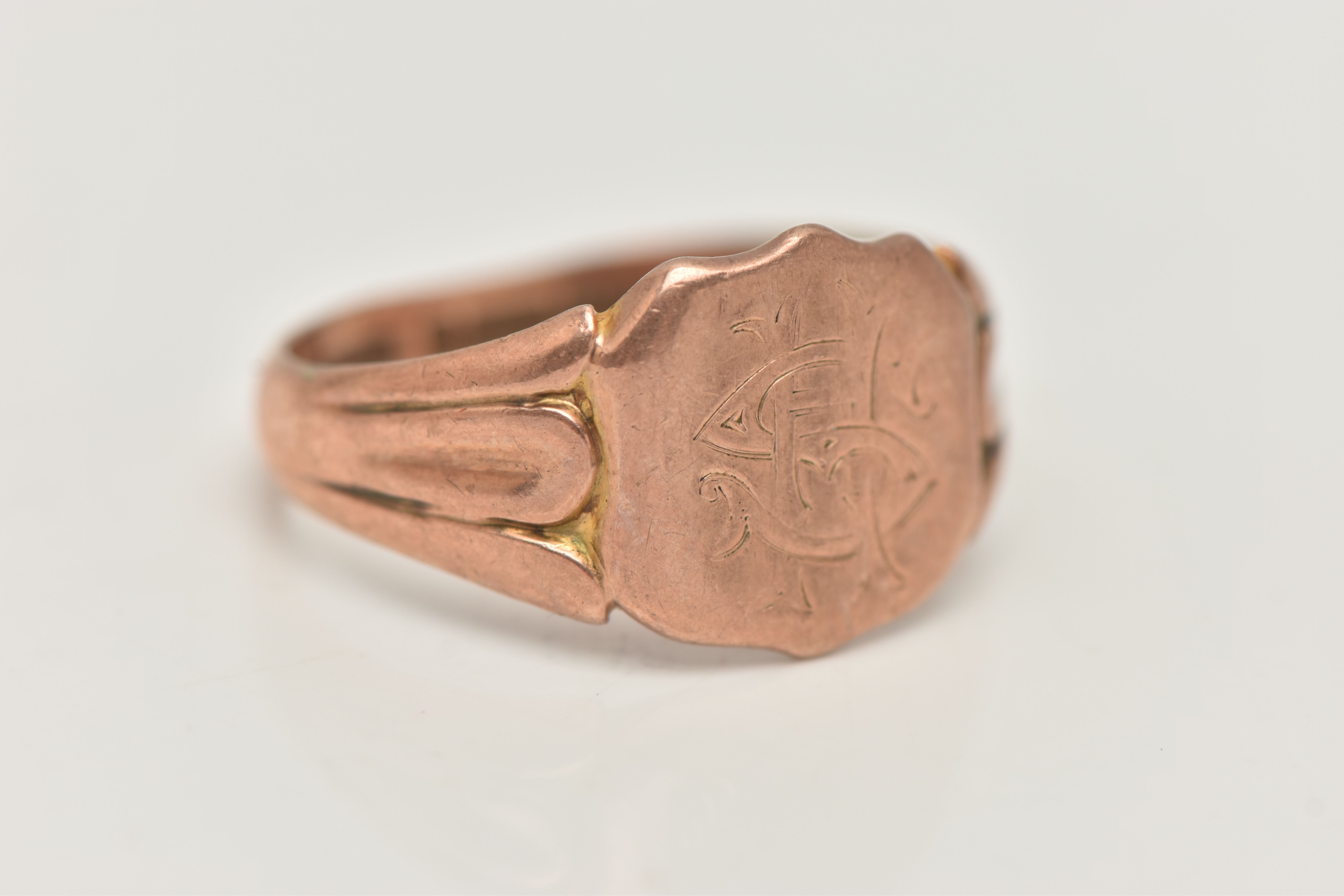 A GENTS 9CT ROSE GOLD SIGNET RING, engraved shield signet, textured shoulders leading onto a - Image 4 of 4