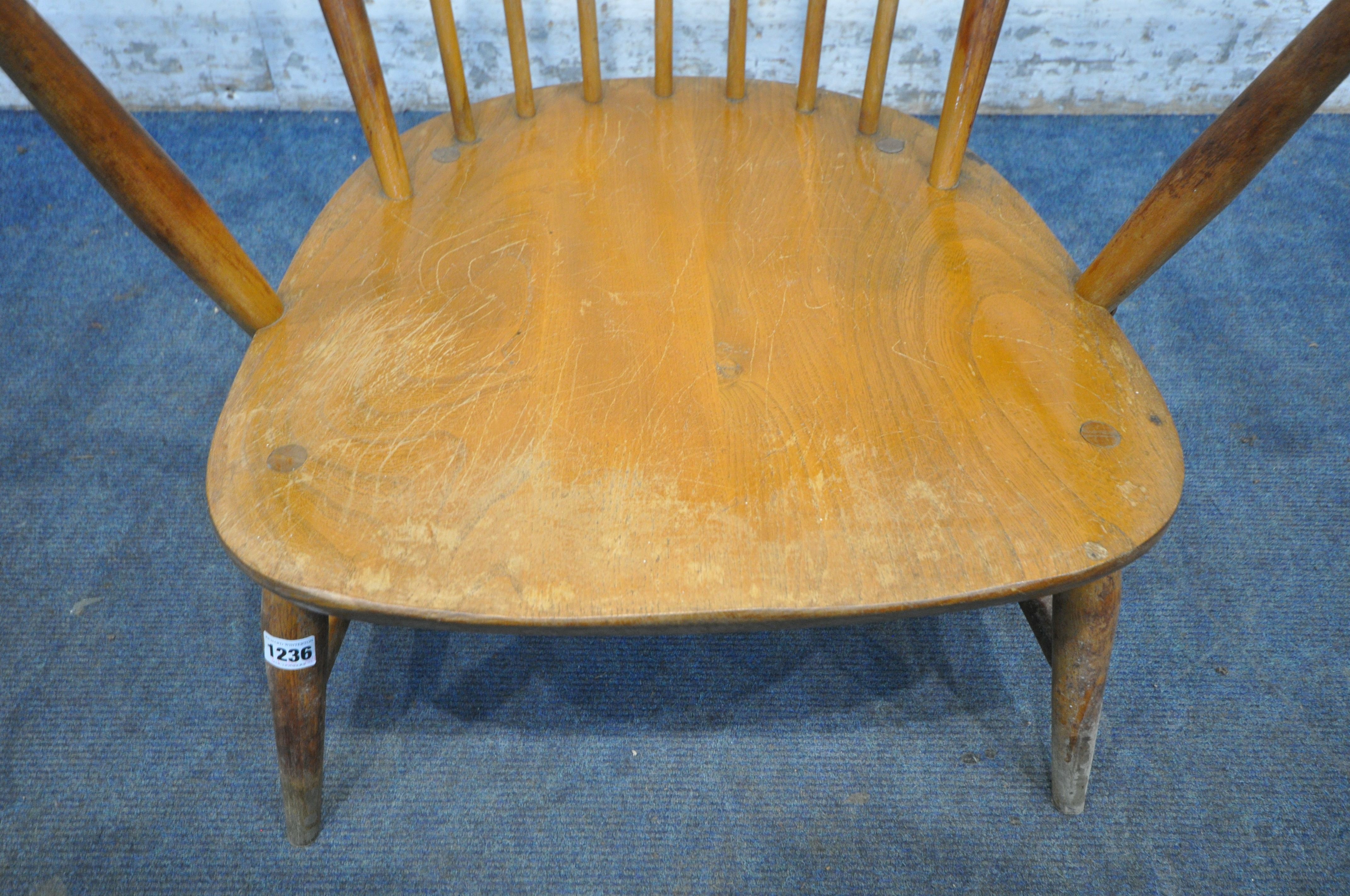 A MID CENTURY ERCOL WINDSOR ARMCHAIR, with a spindle hoop back (condition report: water stained - Image 4 of 5