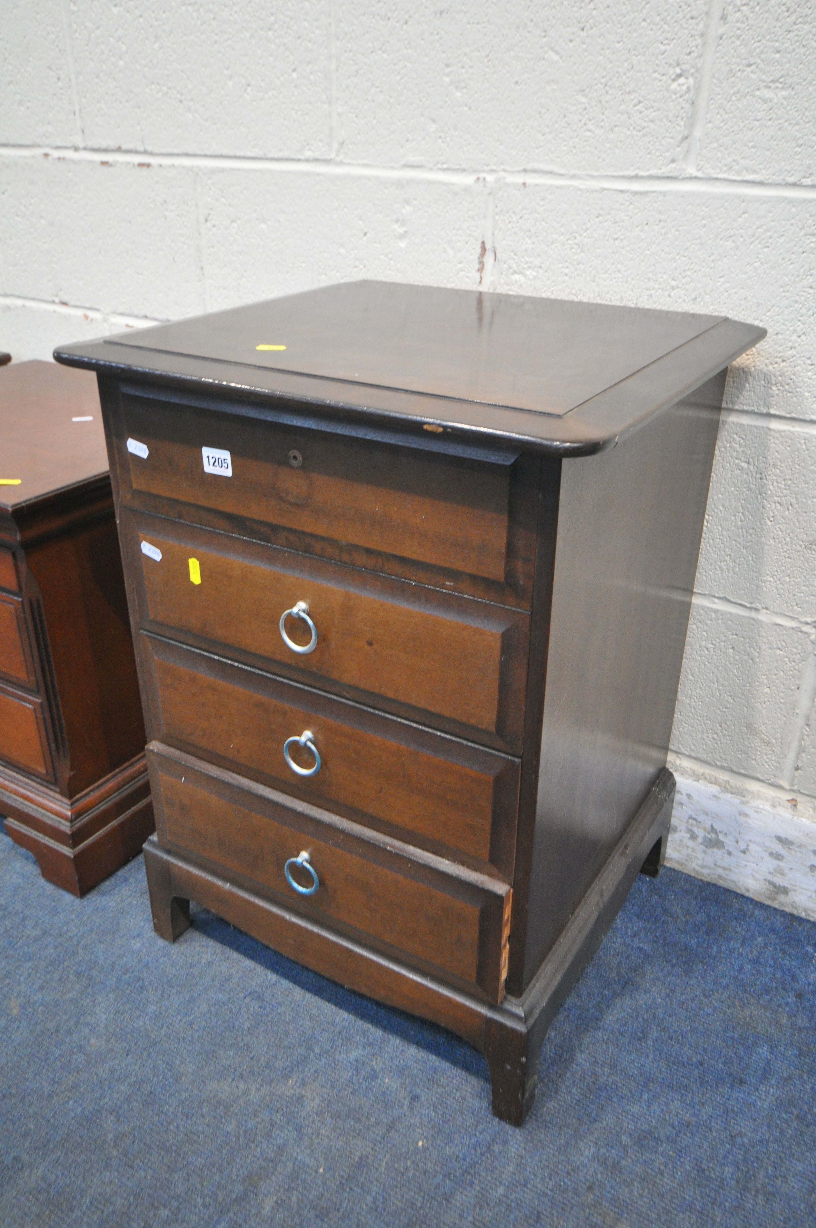 A STAG MINSTREL FOUR DRAWER BEDSIDE CHEST, along with a pair of cherrywood bedside cabinets, with - Bild 2 aus 3