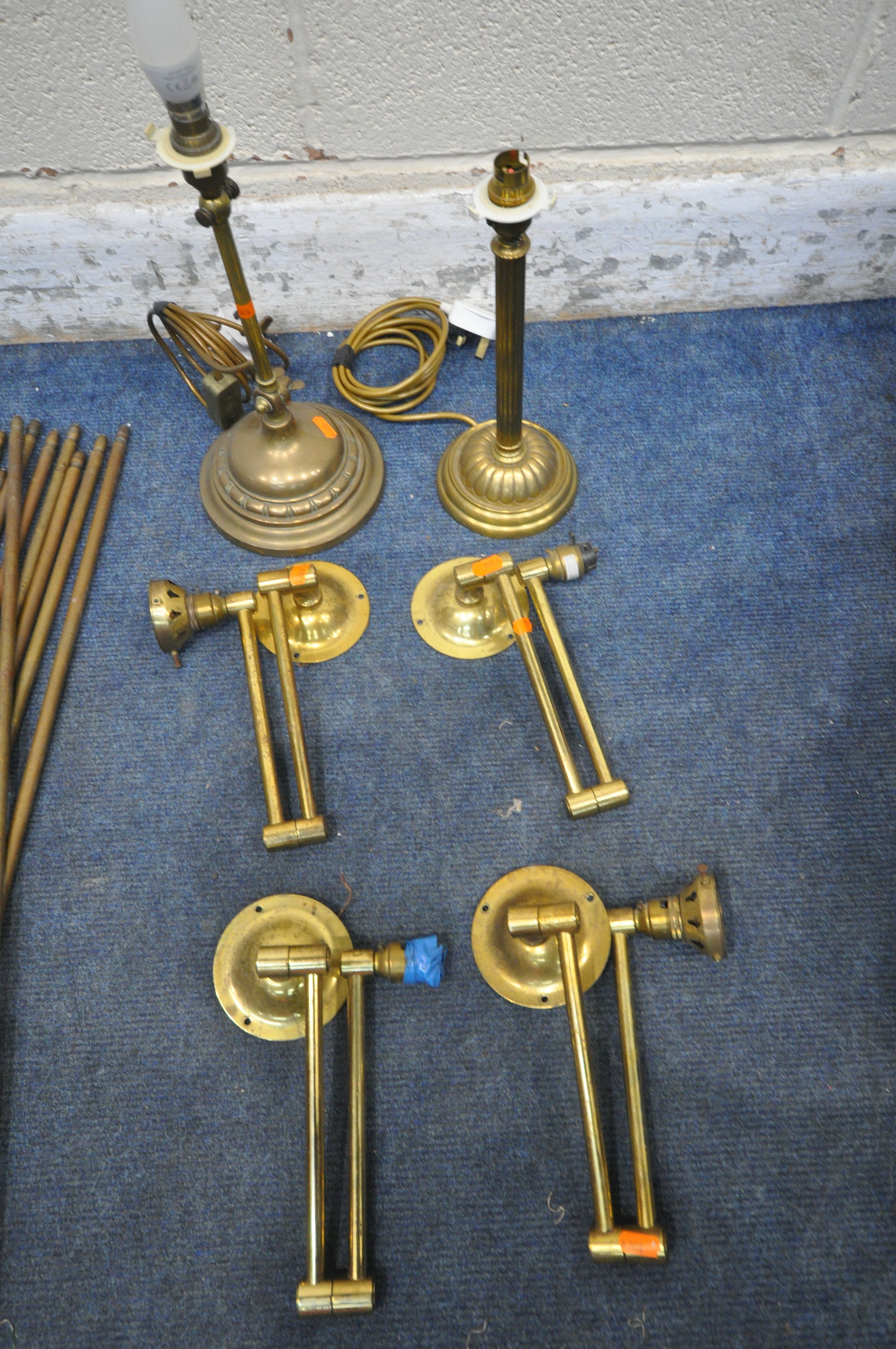 A BOX CONTAINING A SELECTION OF BRASS LIGHT FITTINGS, two table lamps, a small quantity of furniture - Bild 6 aus 8