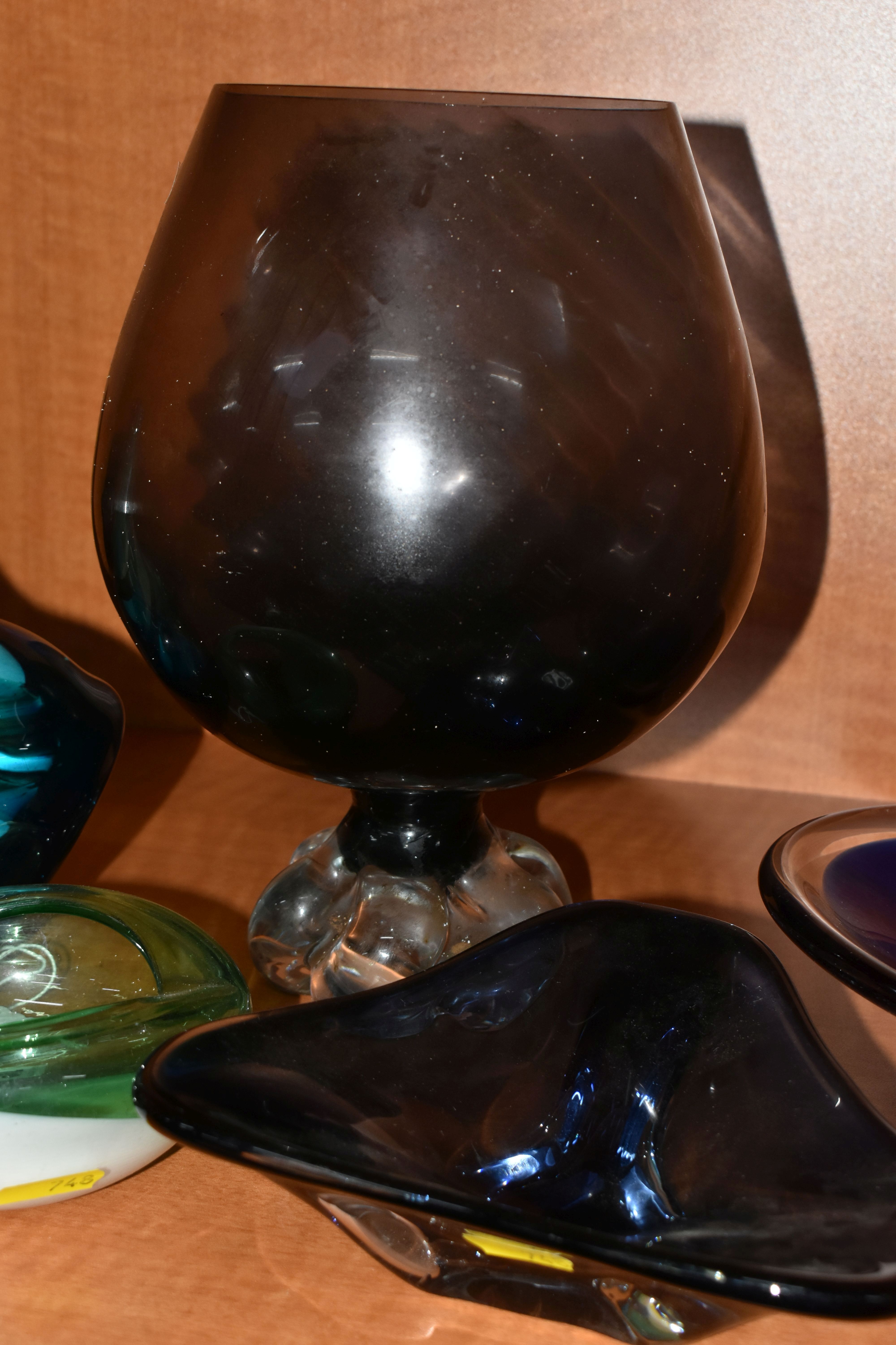 FIVE PIECES OF SECOND HALF 20TH CENTURY COLOURED GLASS, including a Mdina fish vase, dated 1979 to - Image 8 of 12