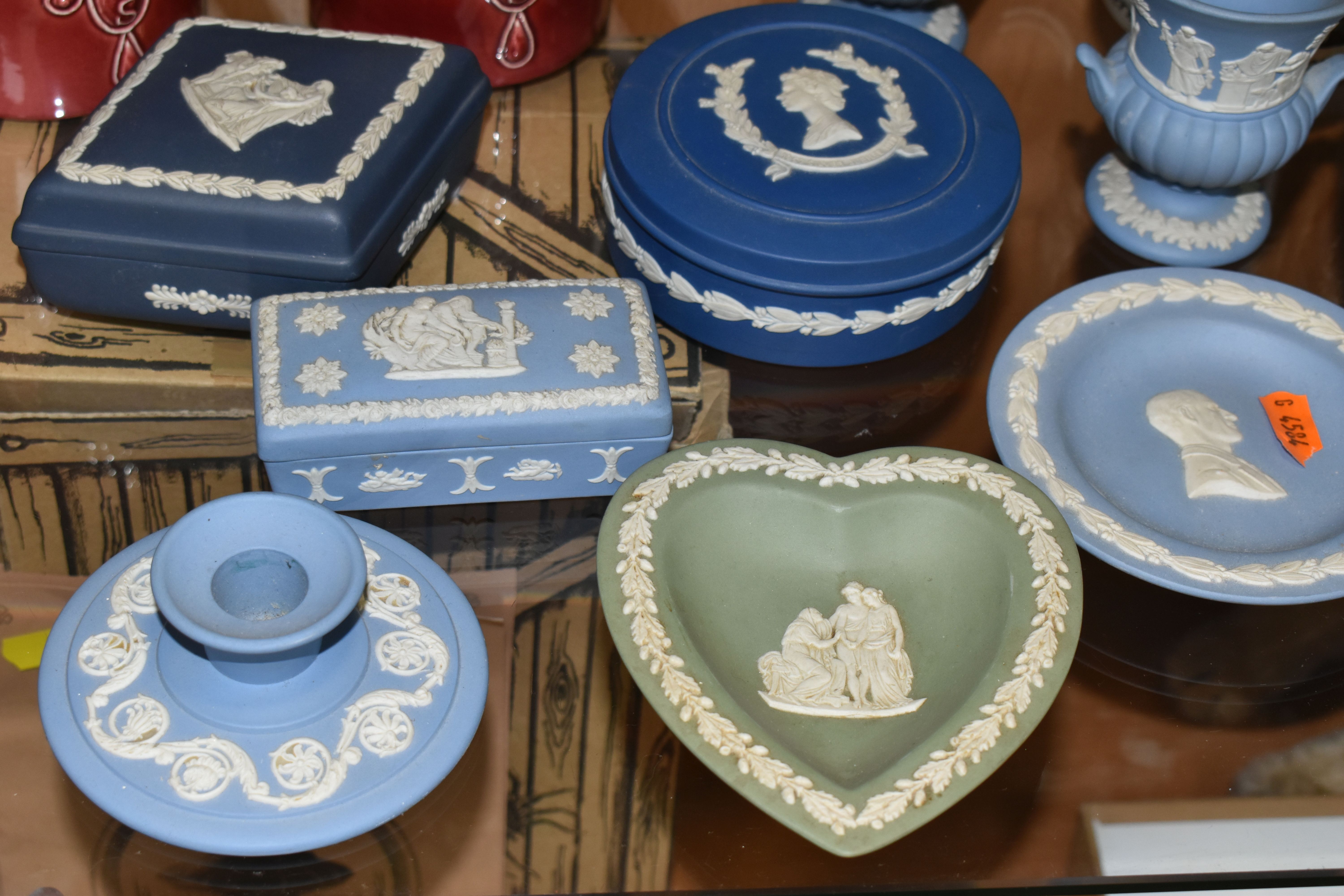 A GROUP OF WEDGWOOD AND OTHER CERAMICS, comprising two Portmeirion Susan Williams-Ellis design - Image 4 of 5