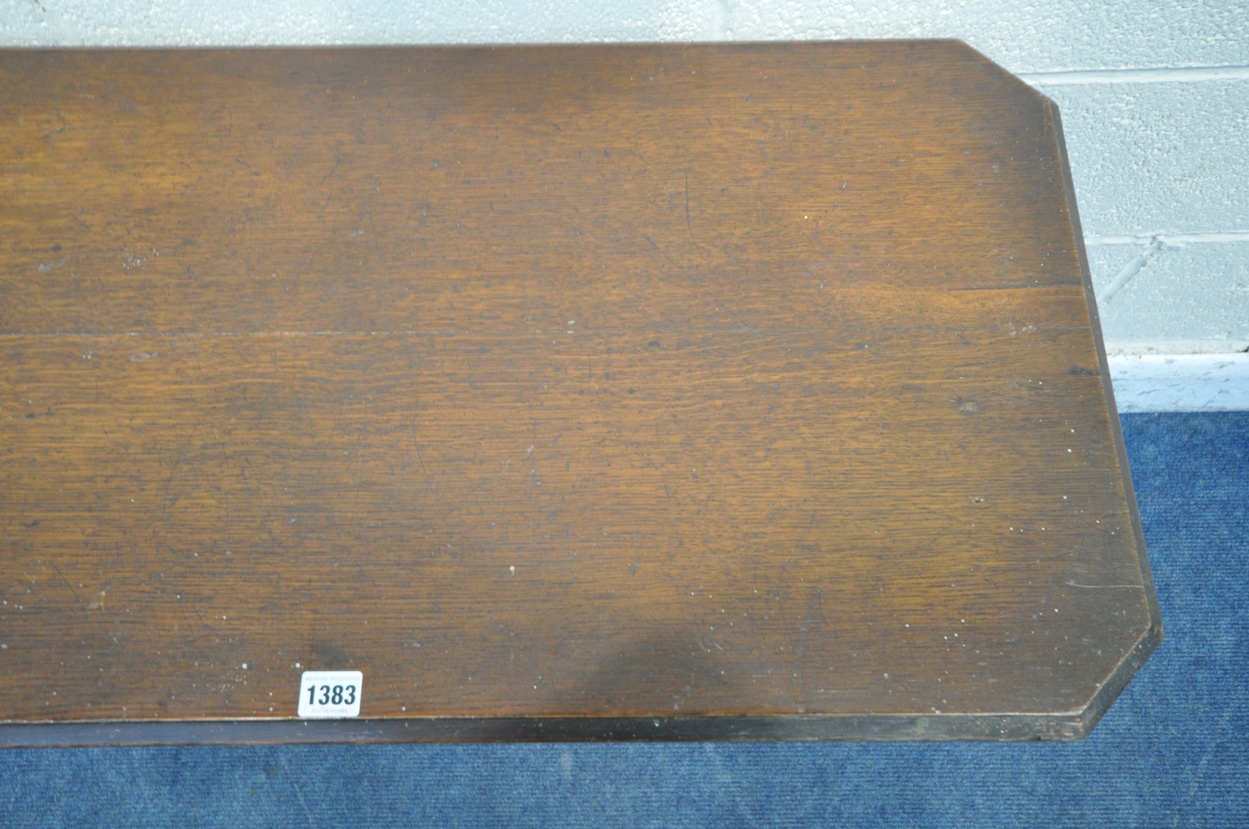 AN EARLY 20TH CENTURY OAK SIDE TABLE, raised on turned and tapered supports, united by stretchers - Bild 3 aus 4