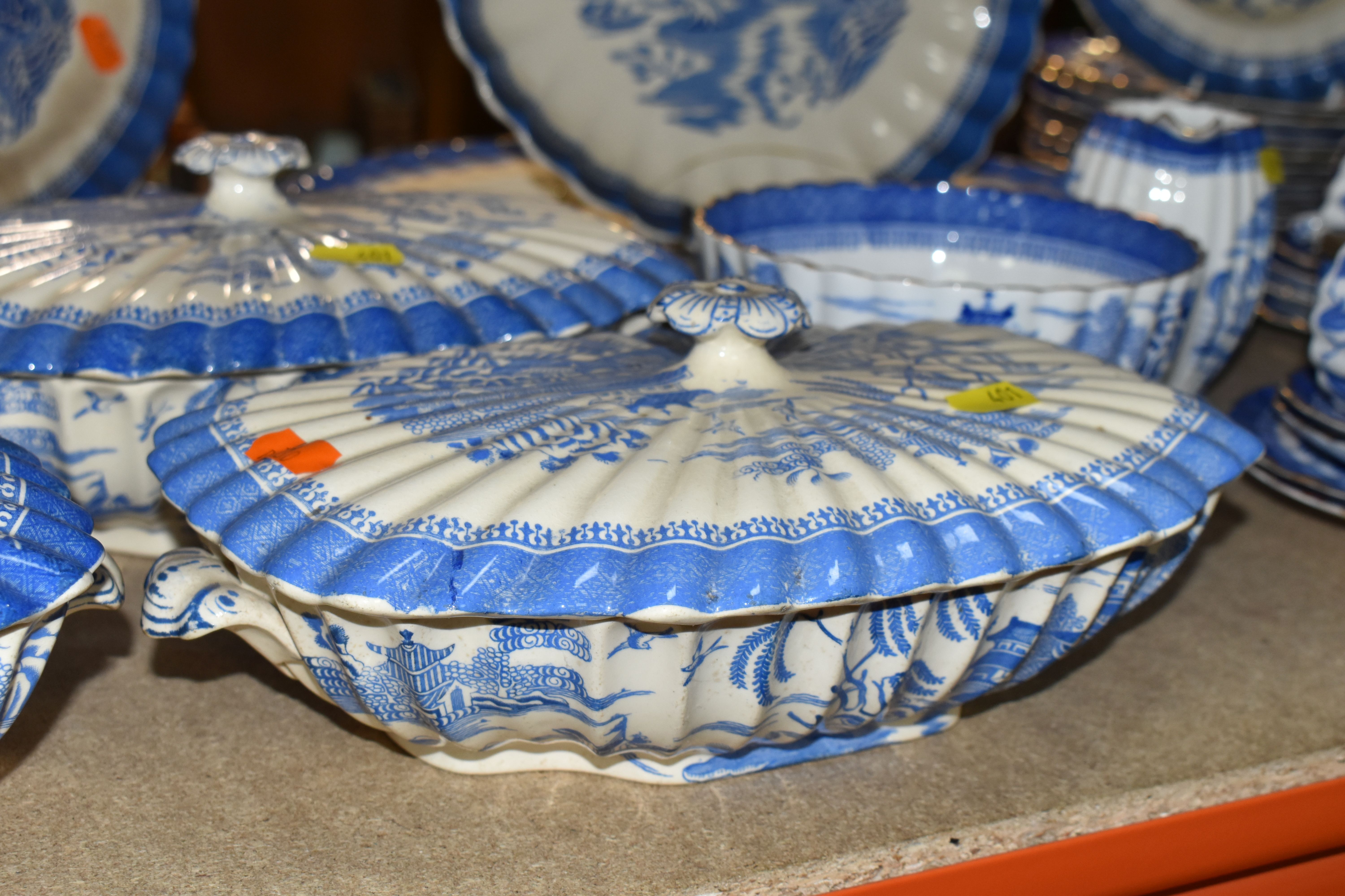 A VARIETY OF SPODE COPELAND 'MANDARIN BLUE WILLOW, DINNERWARE, including six tea cups and six - Image 4 of 10