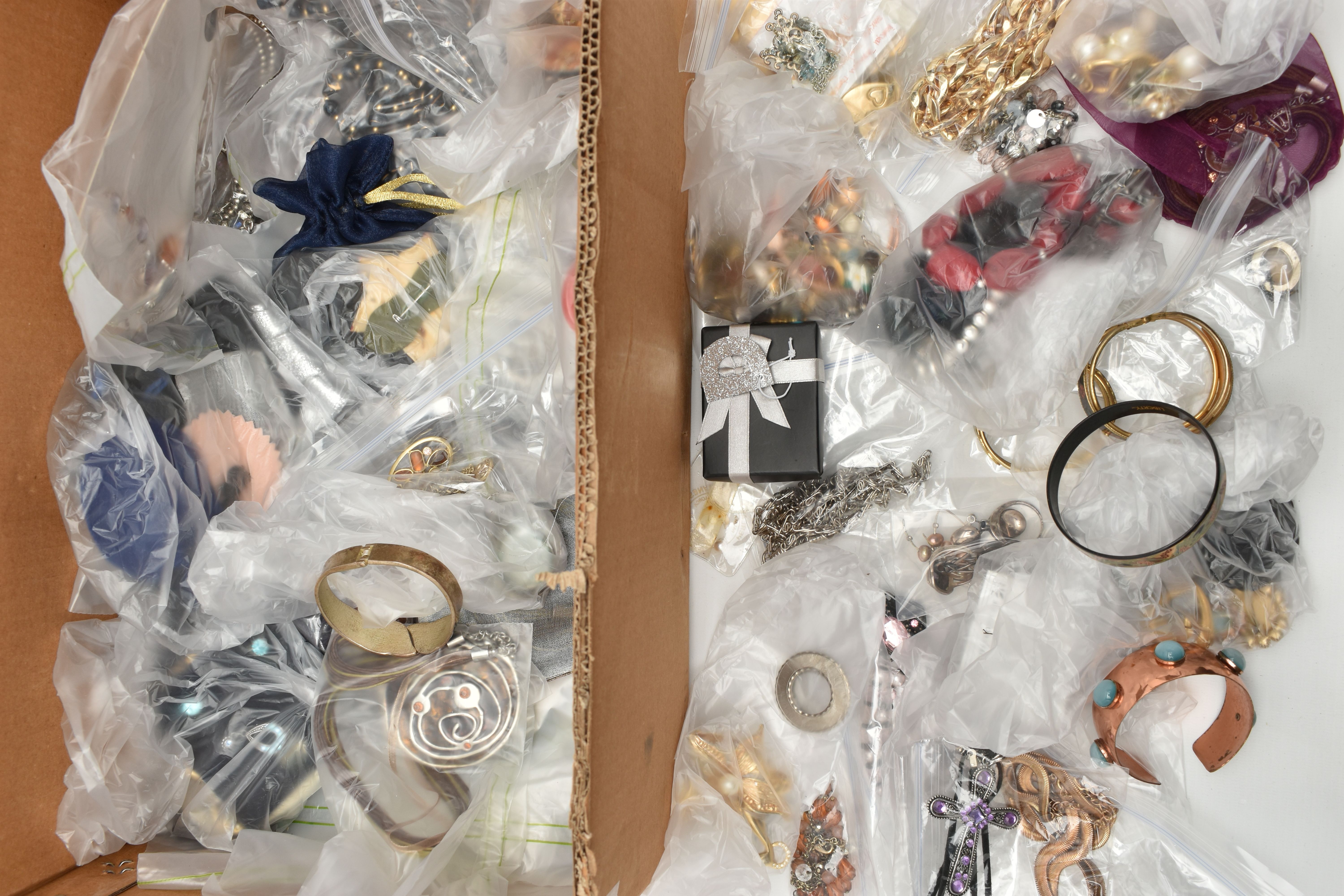 A BOX OF ASSORTED COSTUME JEWELLERY, to include a white metal amethyst ring stamped 925 (split