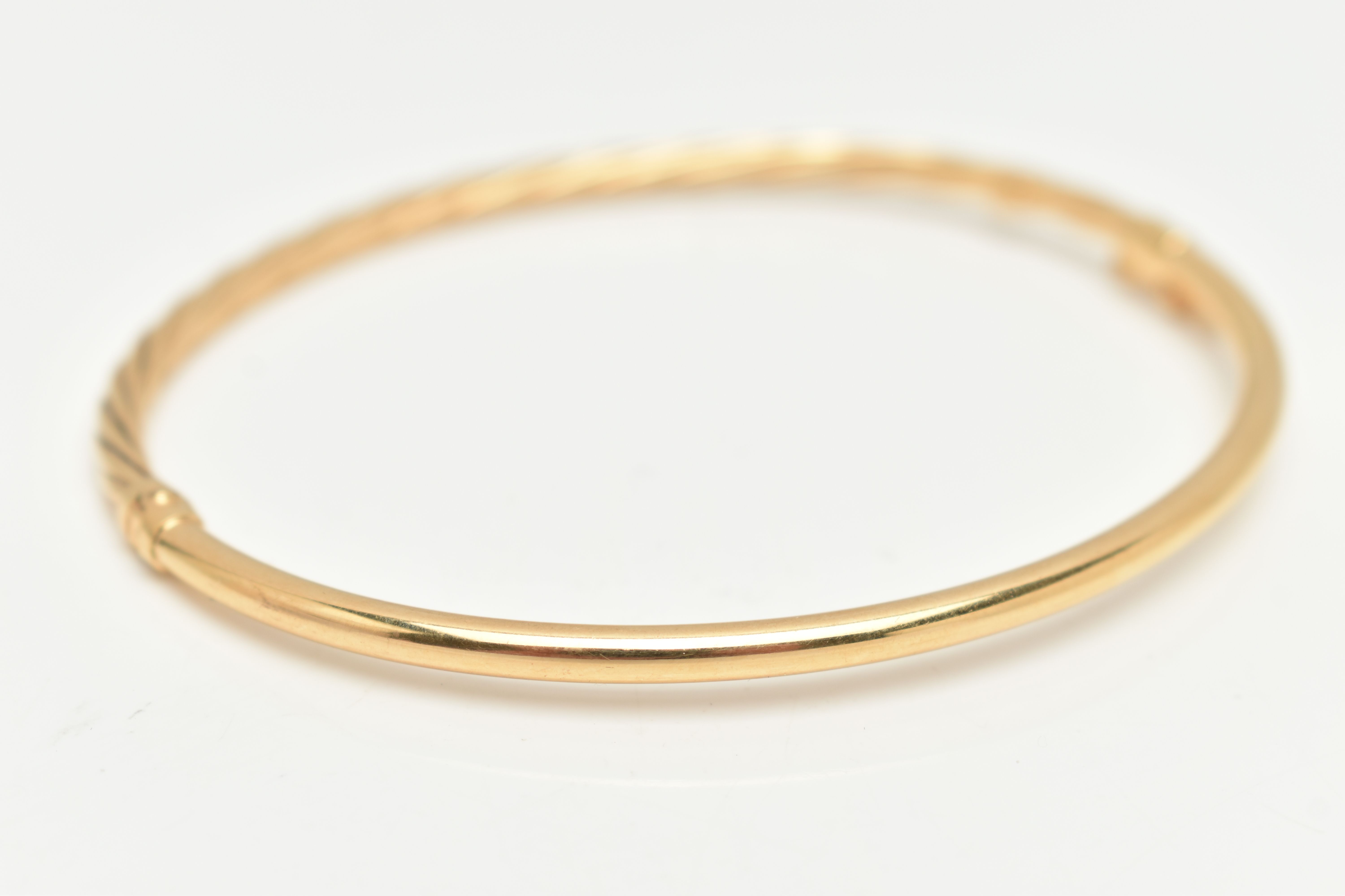 A YELLOW METAL TWIST HINGED BANGLE, part twisted part polished hinged bangle, stamped 375, fitted - Image 3 of 3