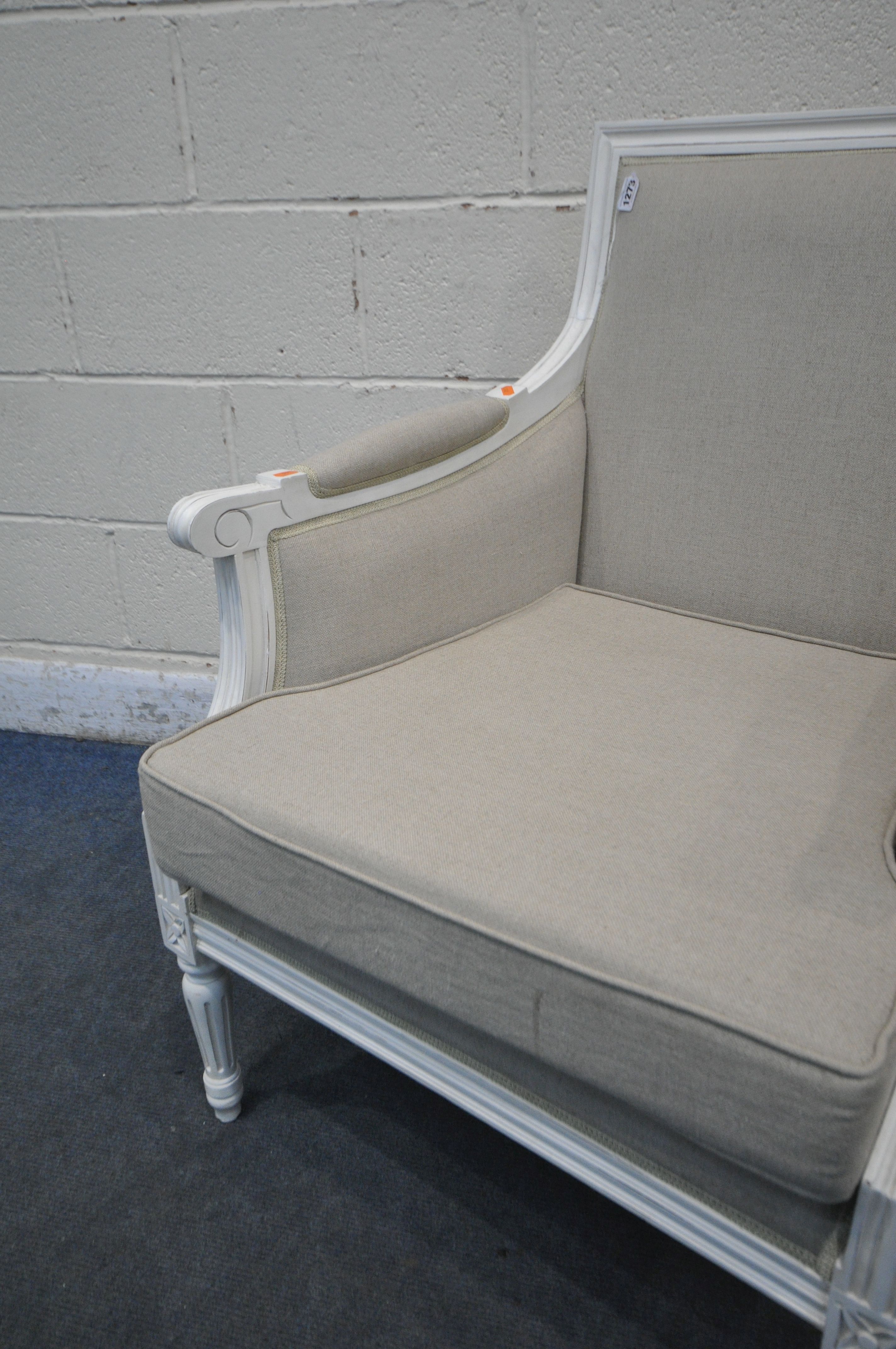 A REPRODUCTION FRENCH WHITE FRAMED AND BEIGE UPHOLSTERED ARMCHAIR (condition report: good) - Image 5 of 5