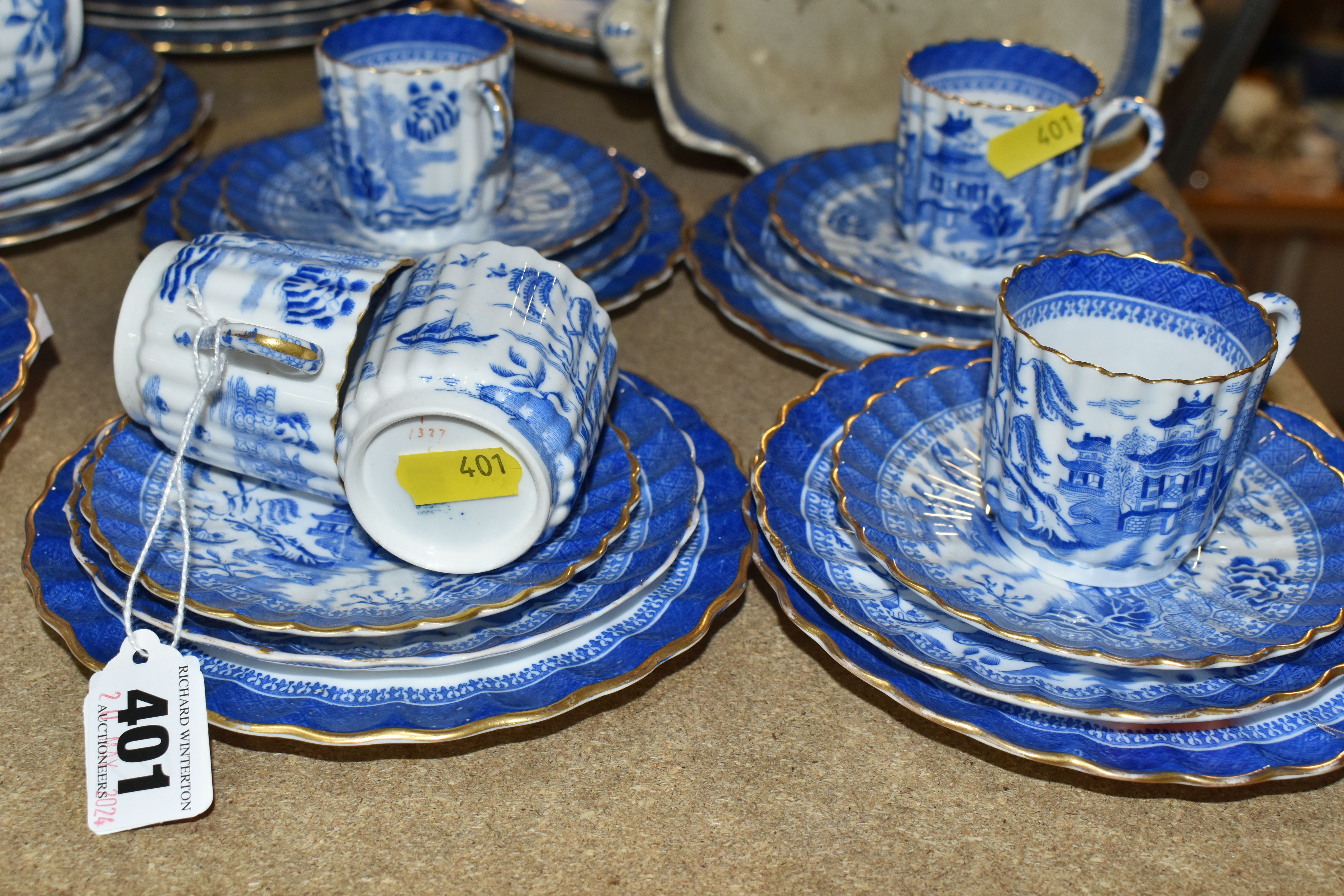 A VARIETY OF SPODE COPELAND 'MANDARIN BLUE WILLOW, DINNERWARE, including six tea cups and six - Image 7 of 10