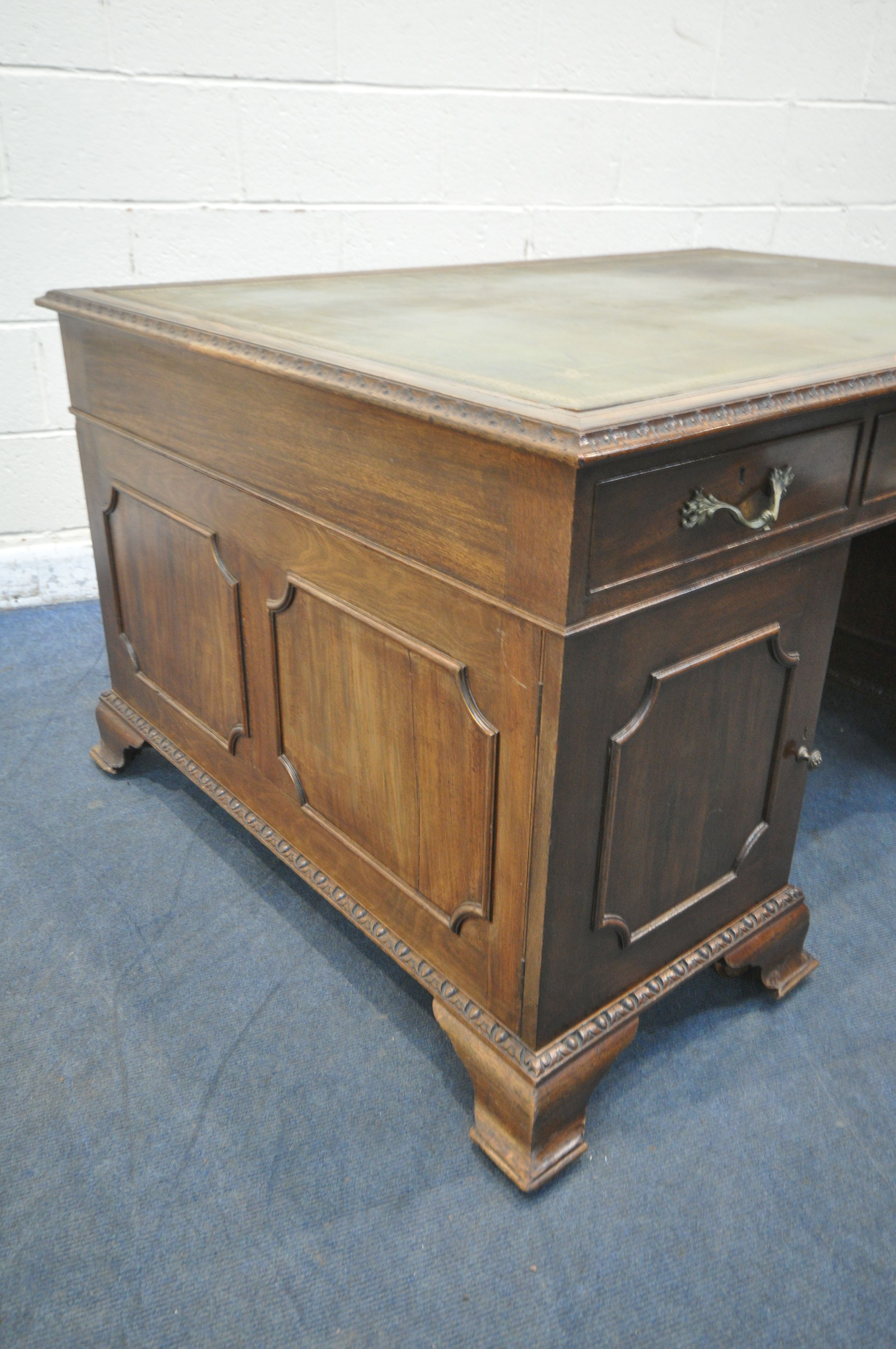 A REPRODUCTION GEORGIAN STYLE MAHOGANY PARTNERS DESK, with a green and tooled gilt leather writing - Bild 2 aus 12