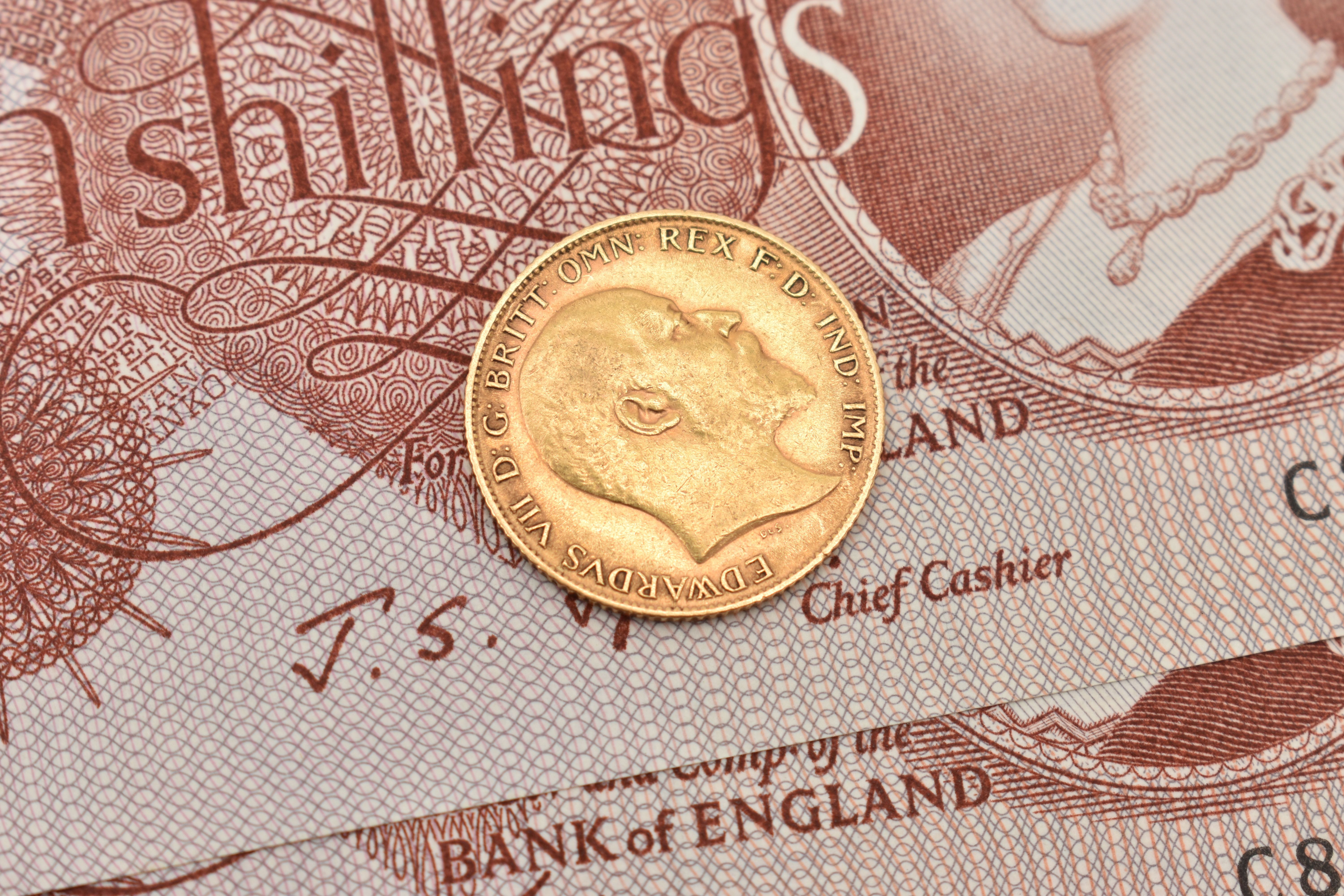 A 1909 GOLD HALF SOVEREIGN COIN DEPICTING EDWARD VII, 22ct, 3.99 gram, together with 4x - Image 6 of 6