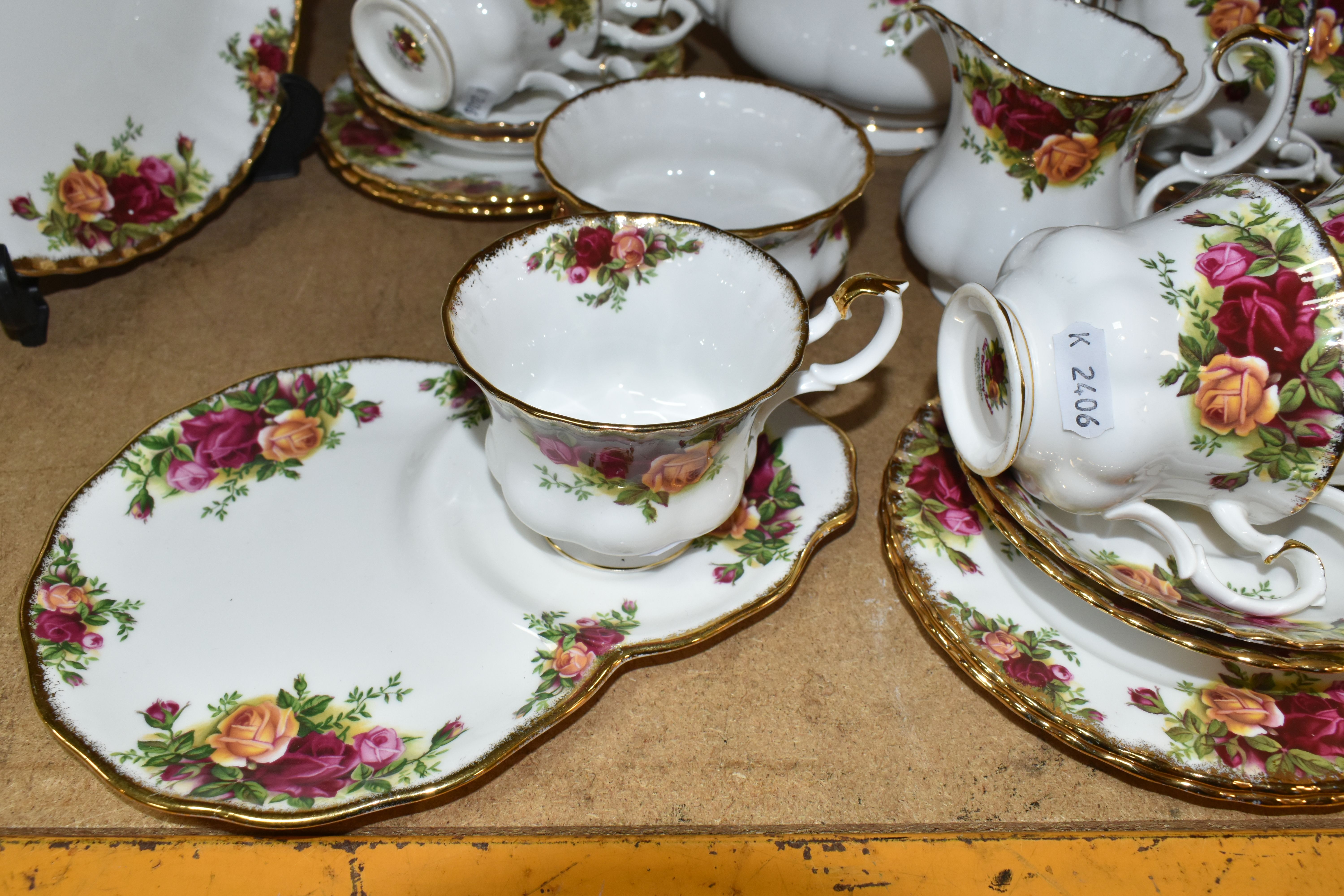 A GROUP OF ROYAL ALBERT 'OLD COUNTRY ROSES' PATTERN DINNERWARE, comprising a large chop dish (marked - Image 5 of 6