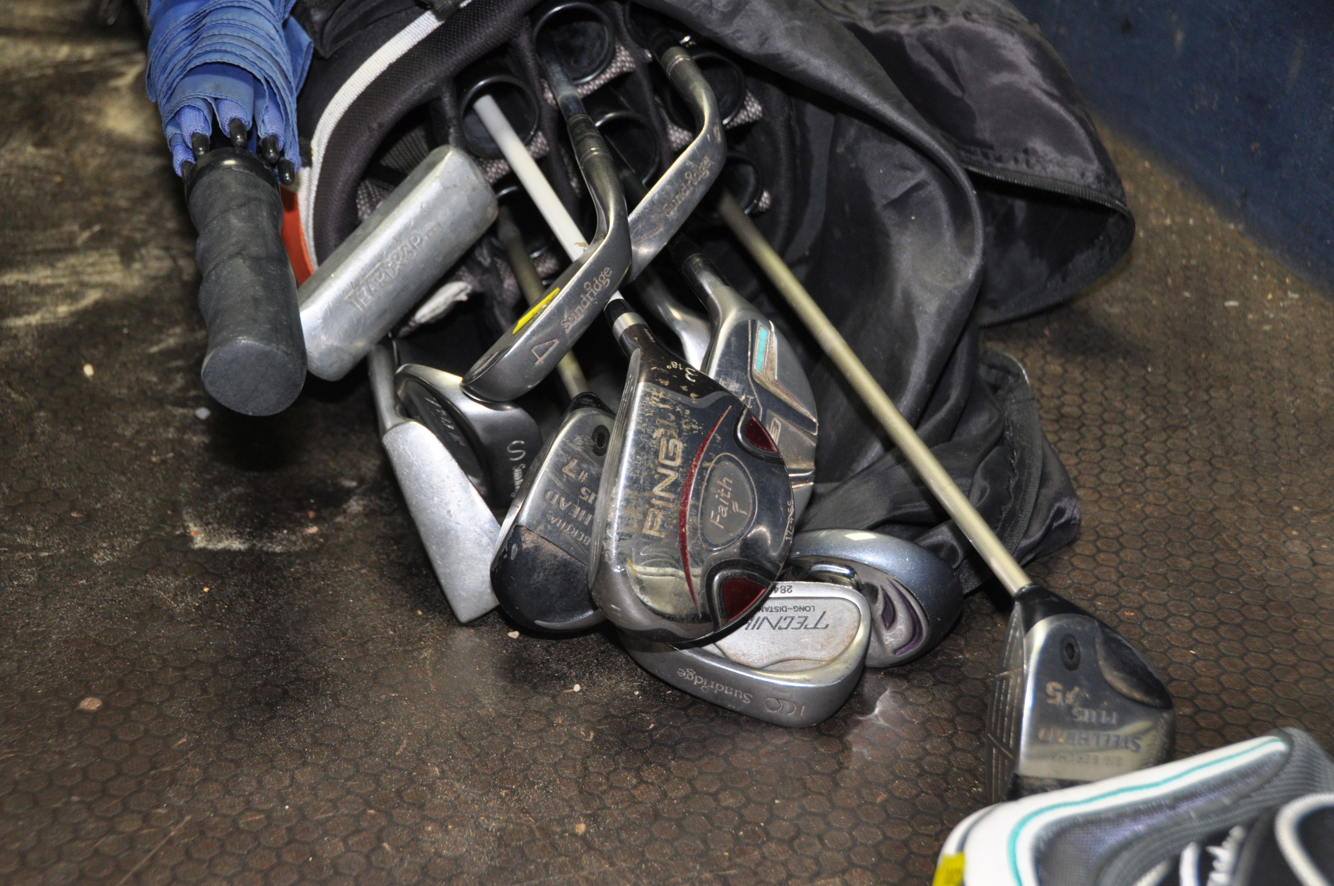 A CALLAWAY GOLF BAG CONTAINING PING, CALLAWAY AND SUNDRIDGE CLUBS including a Faith 17-4ss, Big - Bild 2 aus 2