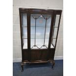 AN EARLY 20TH CENTURY MAHOGANY BREAKFRONT DISPLAY CABINET, with a single astragal glazed door,