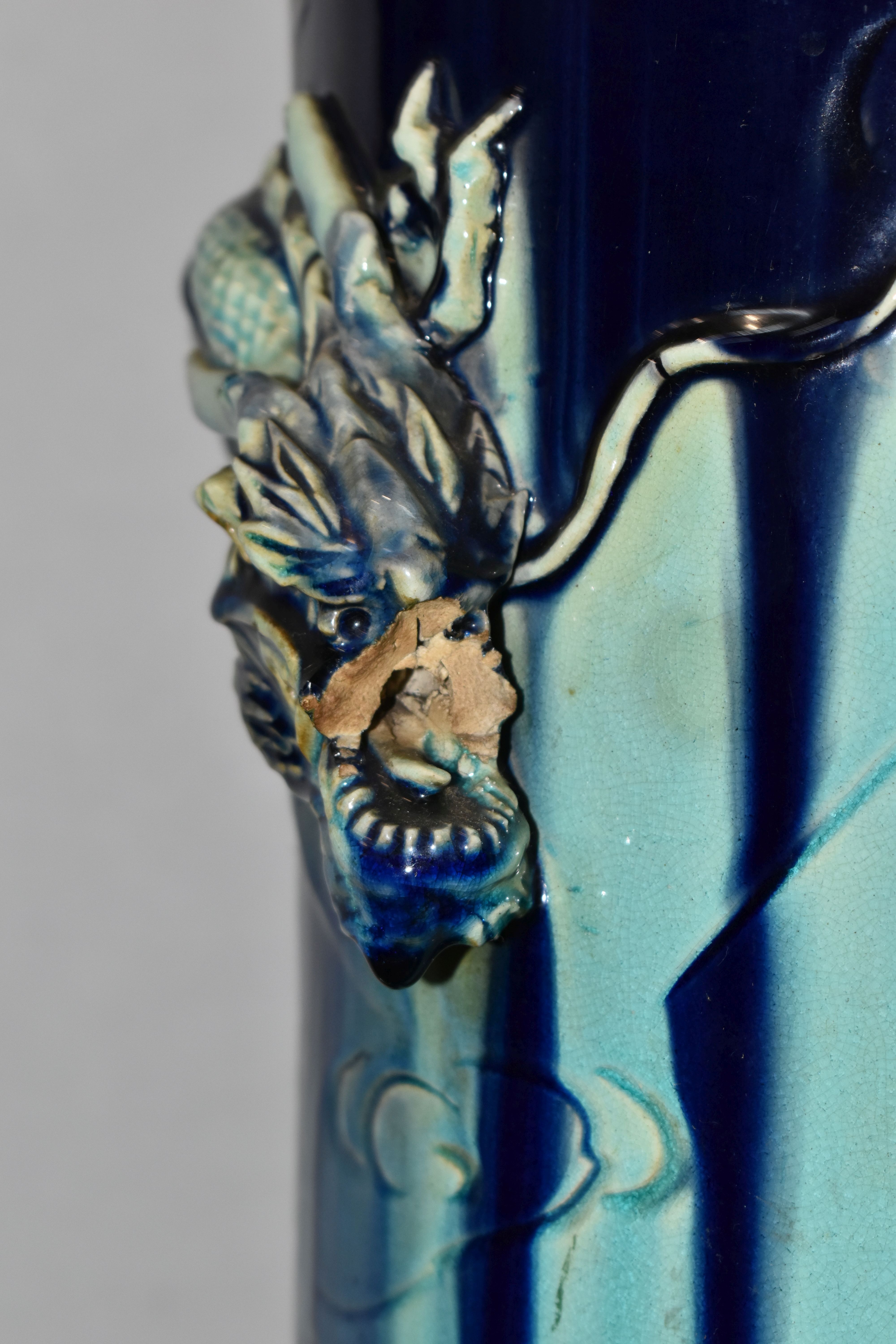 A LATE 19TH CENTURY JAPANESE POTTERY STICK STAND OF CYLINDRICAL FORM WITH RELIEF DECORATION IN THE - Bild 13 aus 14