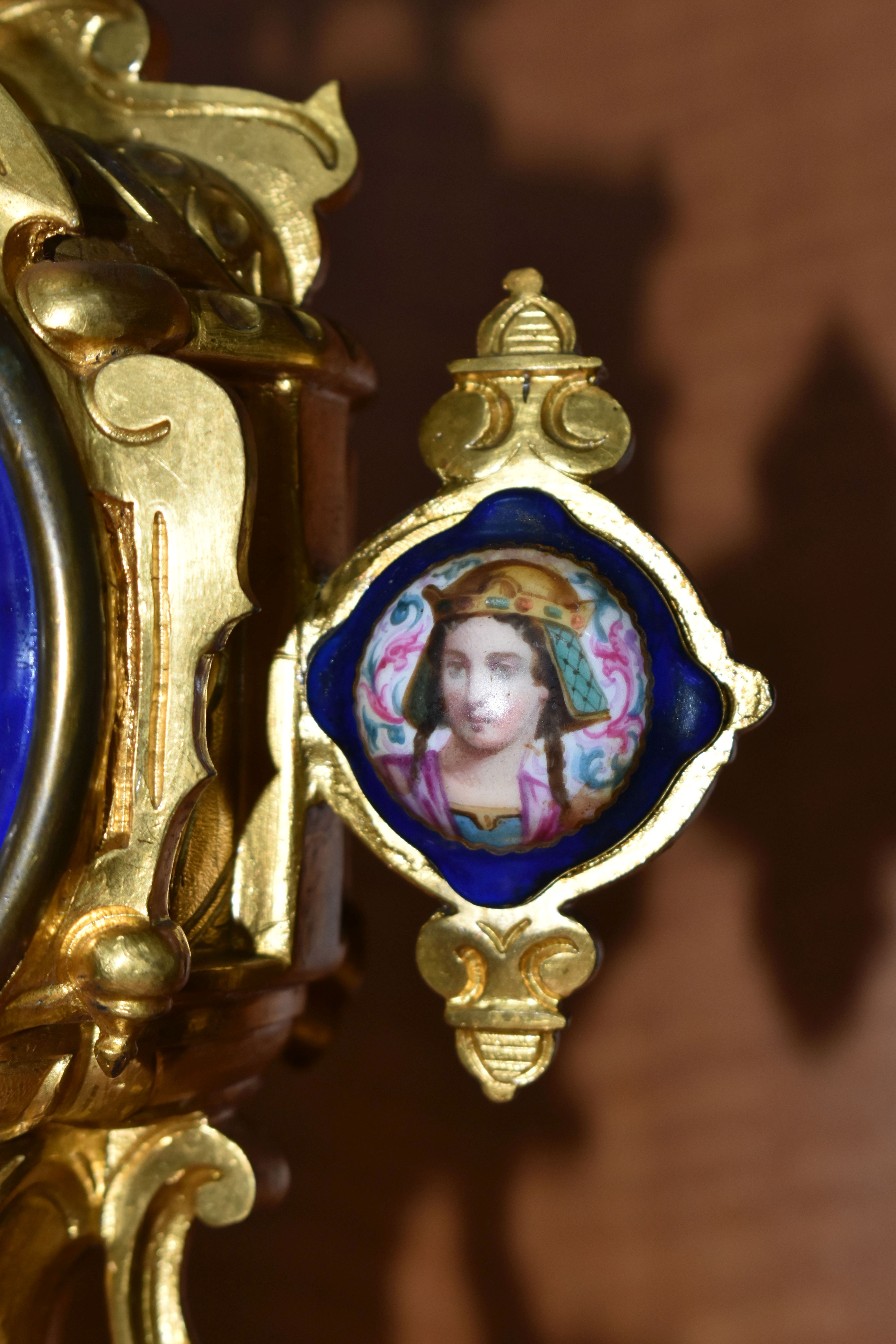 A LATE 19TH CENTURY GILT METAL AND PORCELAIN MOUNTED MANTEL CLOCK, the porcelain dial with Roman - Image 5 of 12