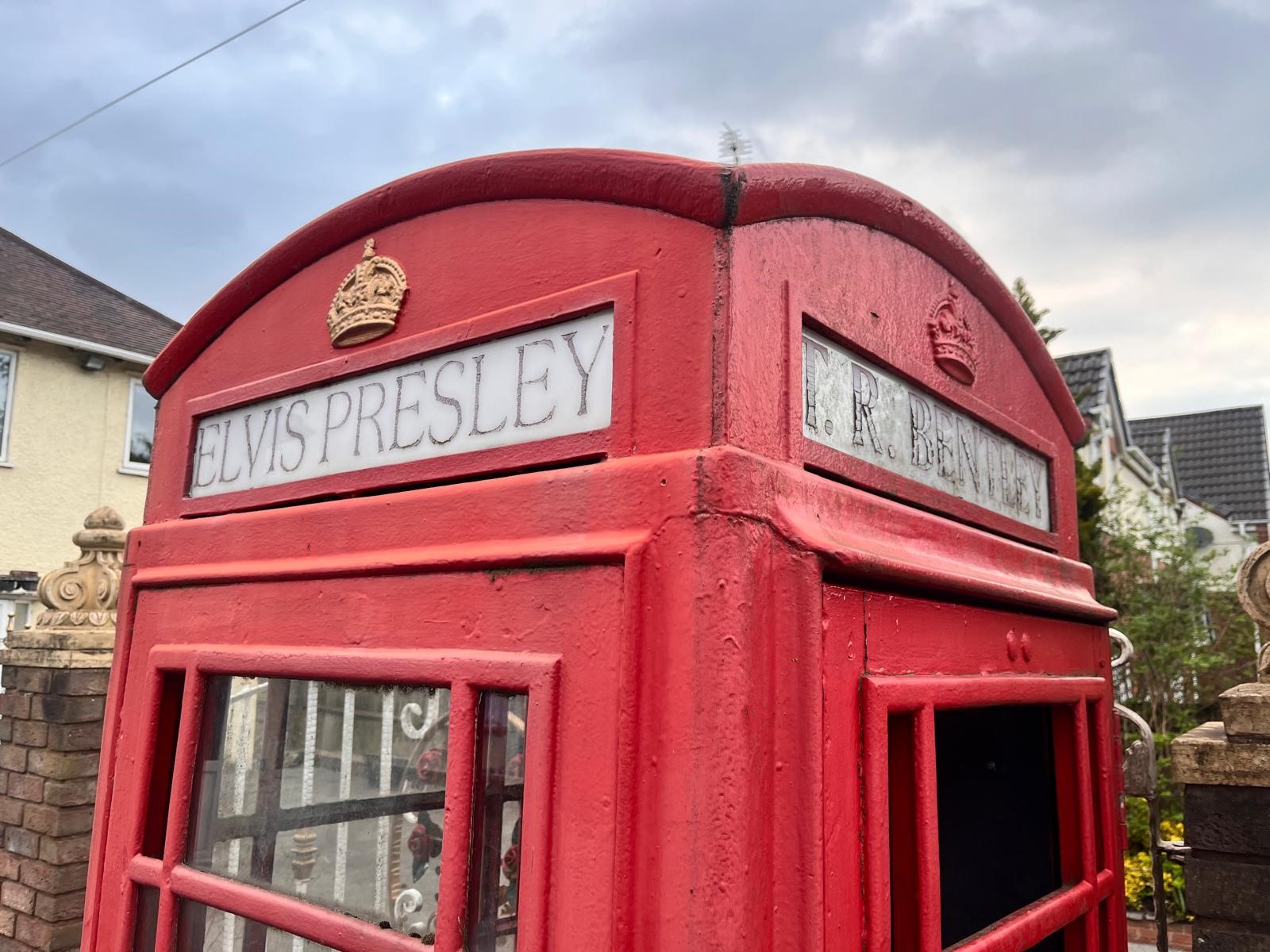 A RED K6 TELEPHONE BOX, the distinctive shape with a domed top, crown, and later fitted with Elvis - Bild 3 aus 11