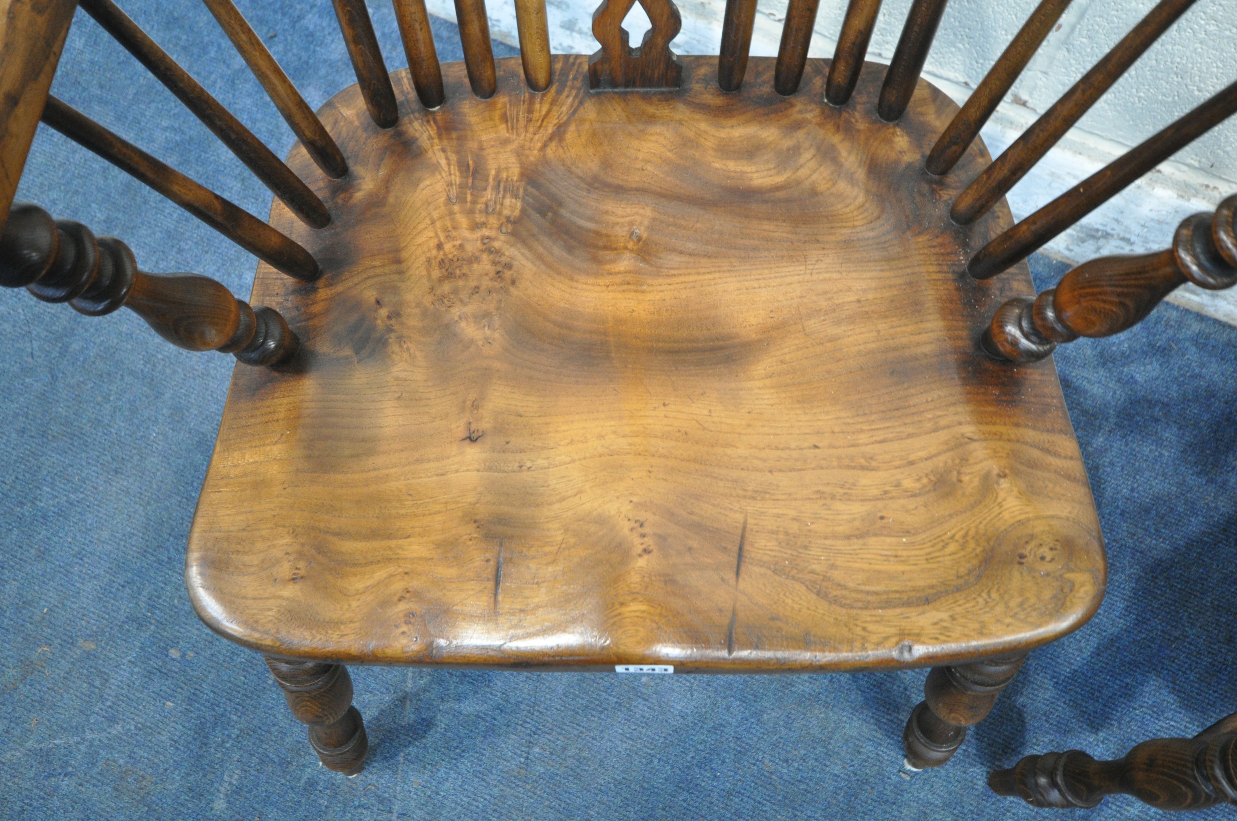 A PAIR OF GOOD QUALITY REPRODUCTION ELM SPLAT BACK WINDSOR ARMCHAIRS, with spindle supports, - Bild 4 aus 5