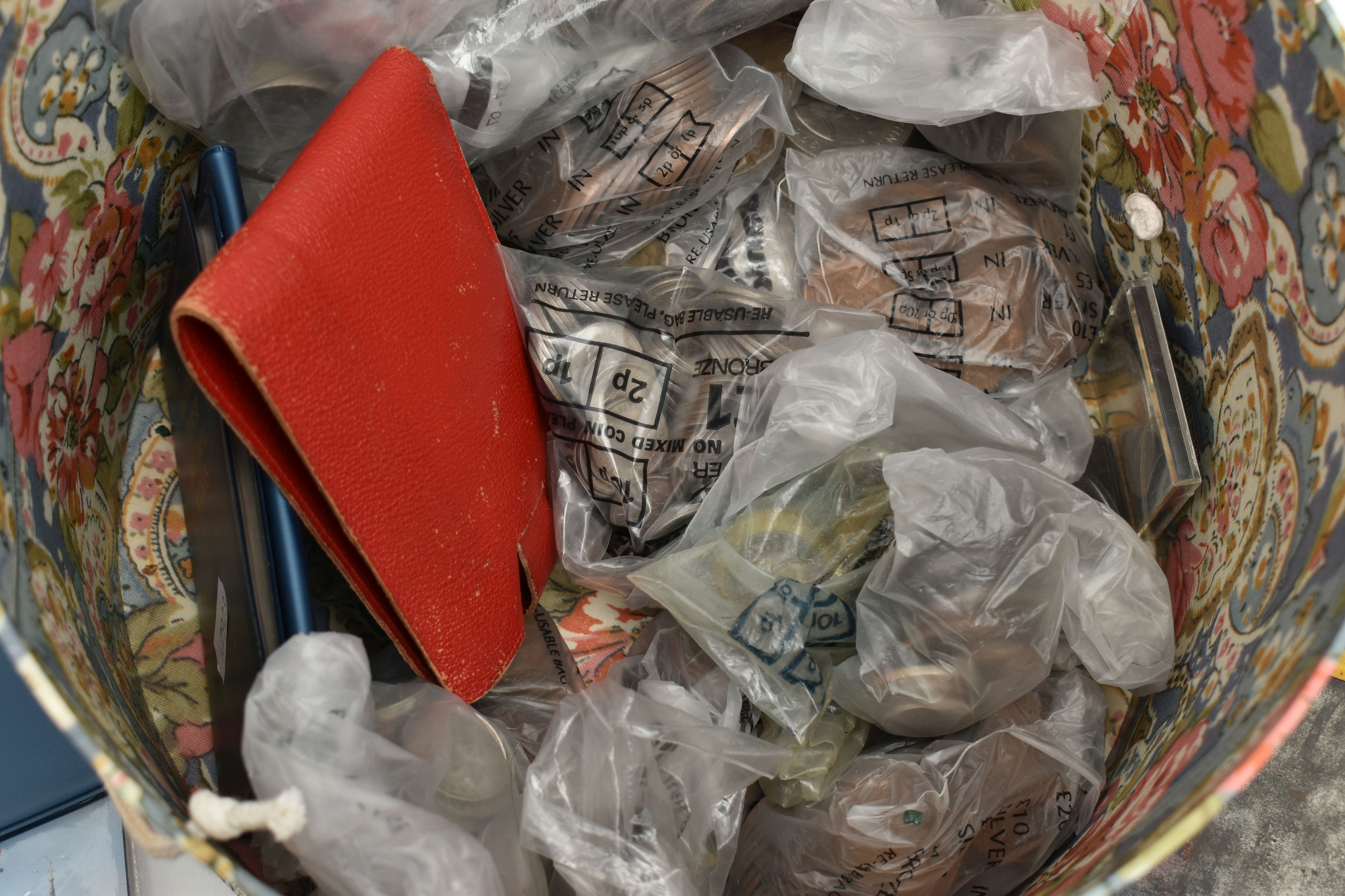 A ROUND TUB CONTAINING AN ASSORTMENT OF 20TH CENTURY COINAGE, to include over 520 grams of mixed - Bild 4 aus 4