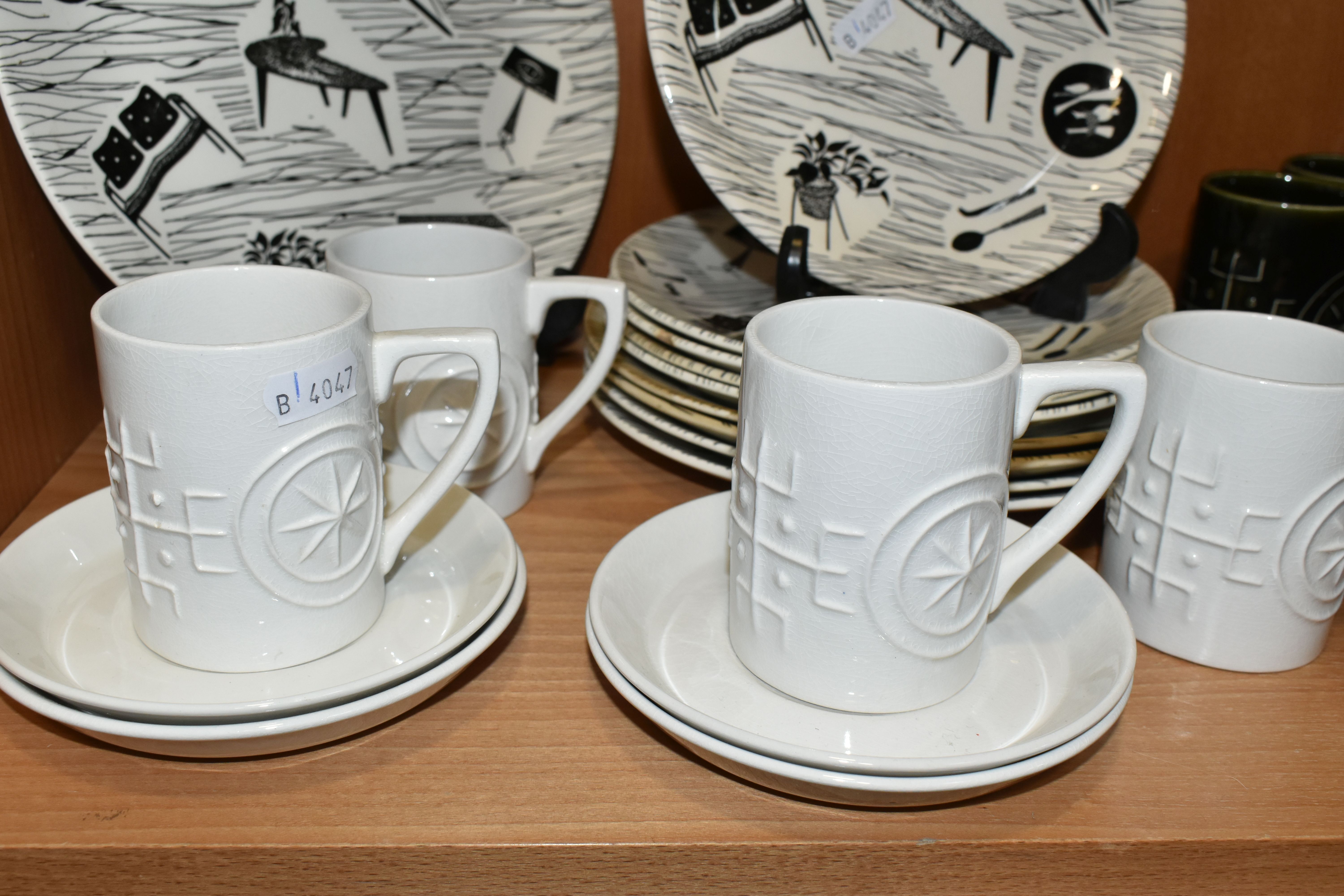 A COLLECTION OF PORTMEIRION TOTEM AND RIDGWAY HOMEMAKER VINTAGE TABLEWARE, comprising a sixteen - Bild 4 aus 9