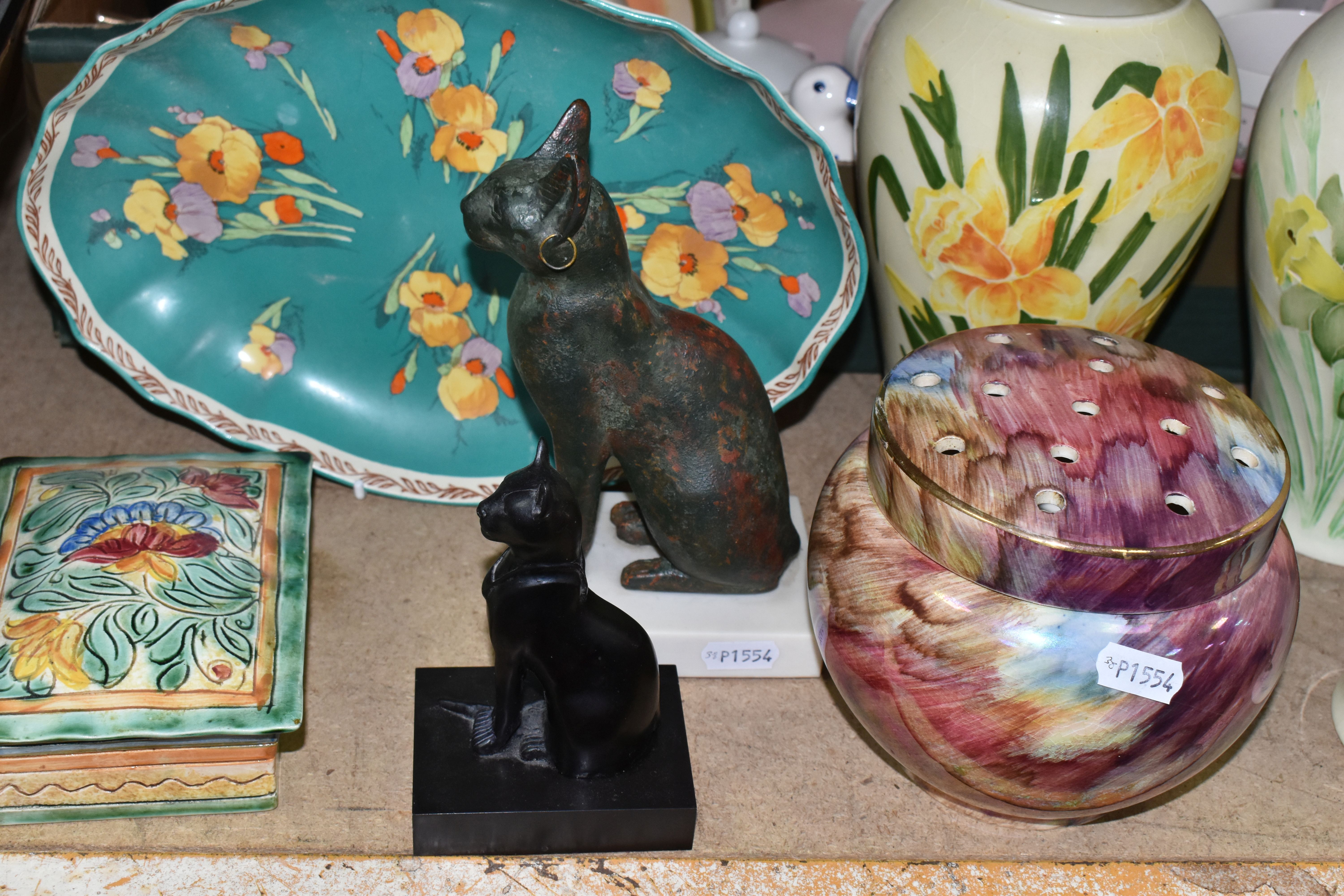 A BOX AND LOOSE CERAMICS AND SUNDRY ITEMS, to include an Italian table lamp, a Beswick jug and - Image 2 of 10