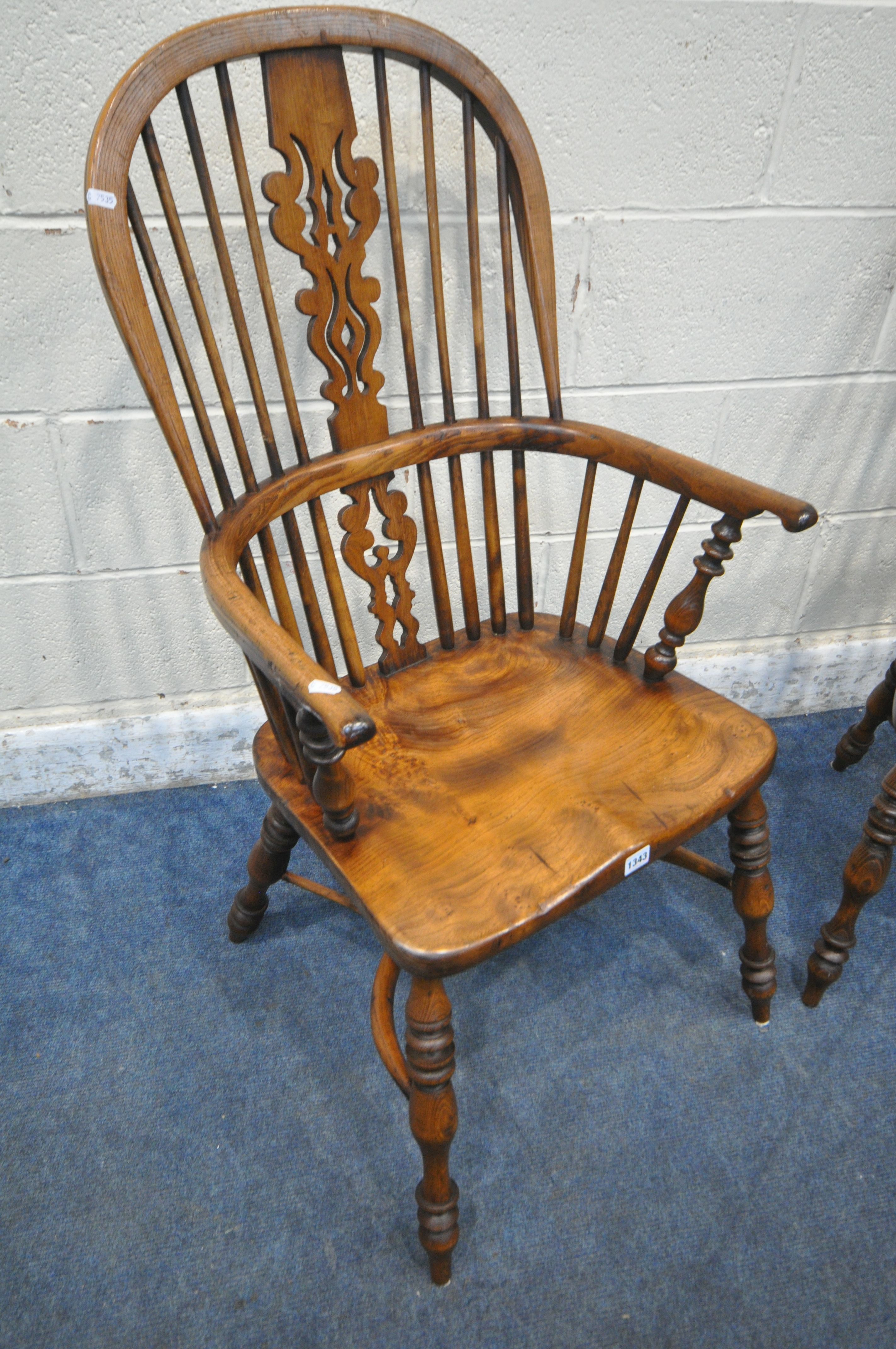 A PAIR OF GOOD QUALITY REPRODUCTION ELM SPLAT BACK WINDSOR ARMCHAIRS, with spindle supports, - Bild 2 aus 5