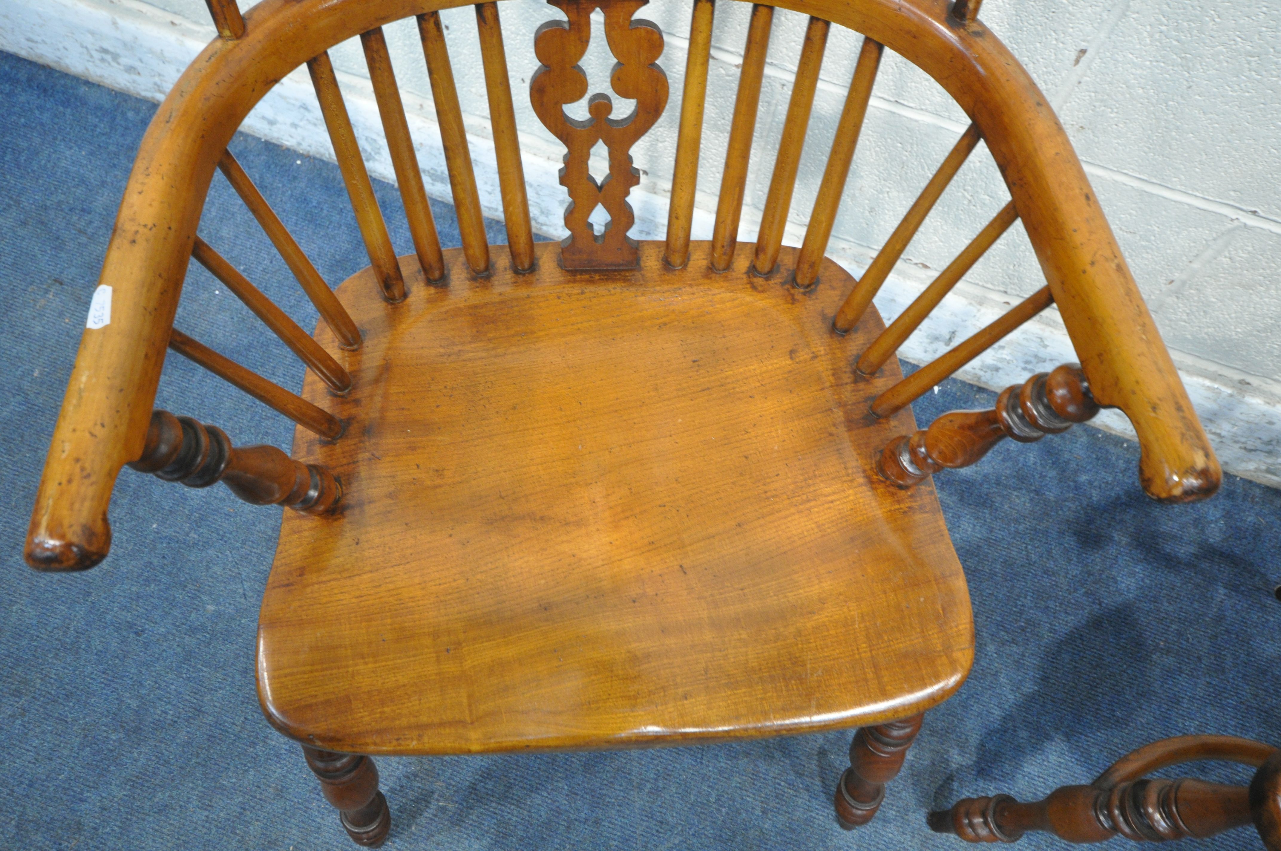 A PAIR OF GOOD QUALITY REPRODUCTION ELM SPLAT BACK WINDSOR ARMCHAIRS, with spindle supports, - Bild 3 aus 5