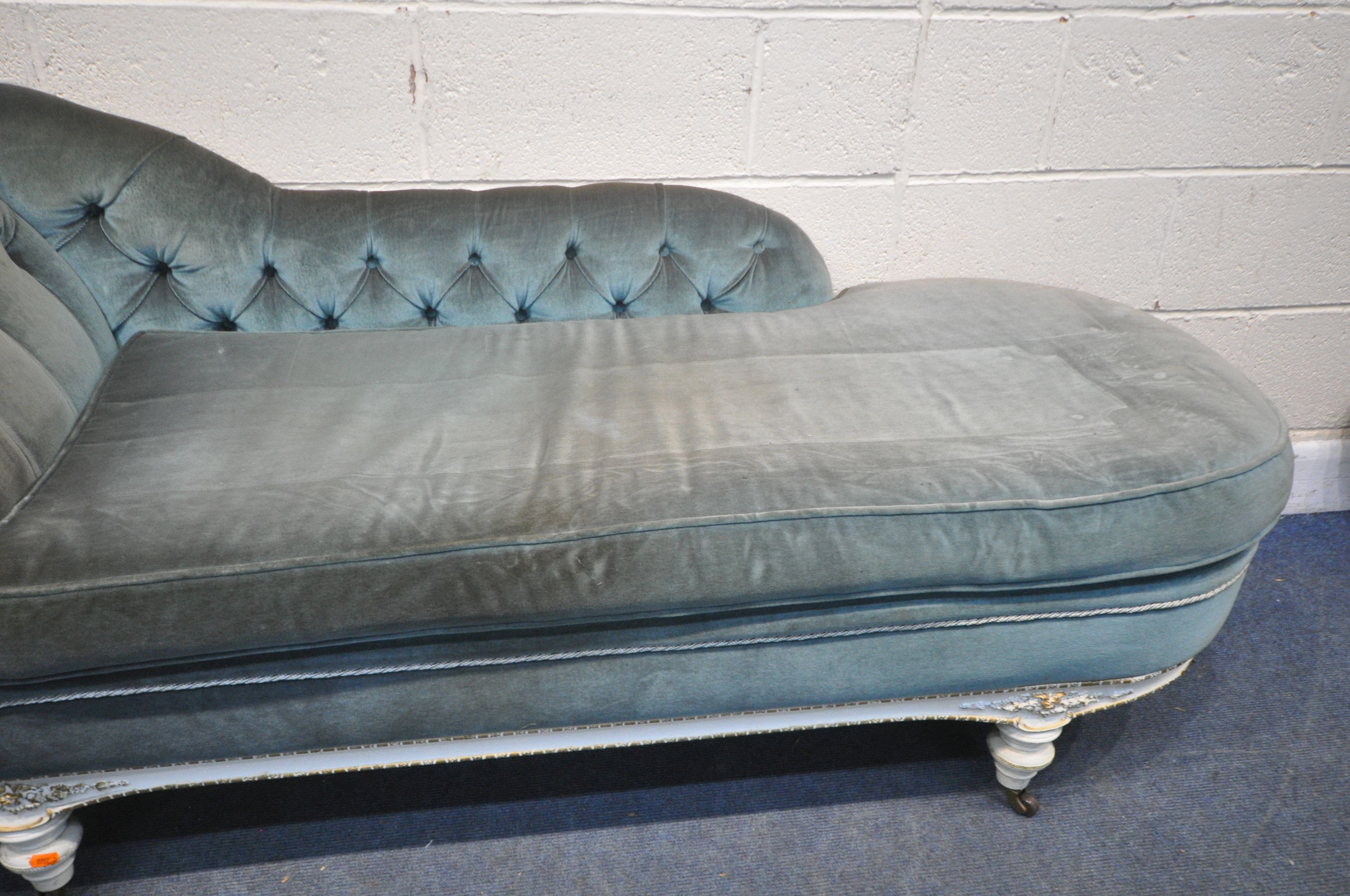 A FRENCH CREAM PAINTED CHAISE LONGUE, with blue buttoned upholstery, length 190cm (condition report: - Image 3 of 3