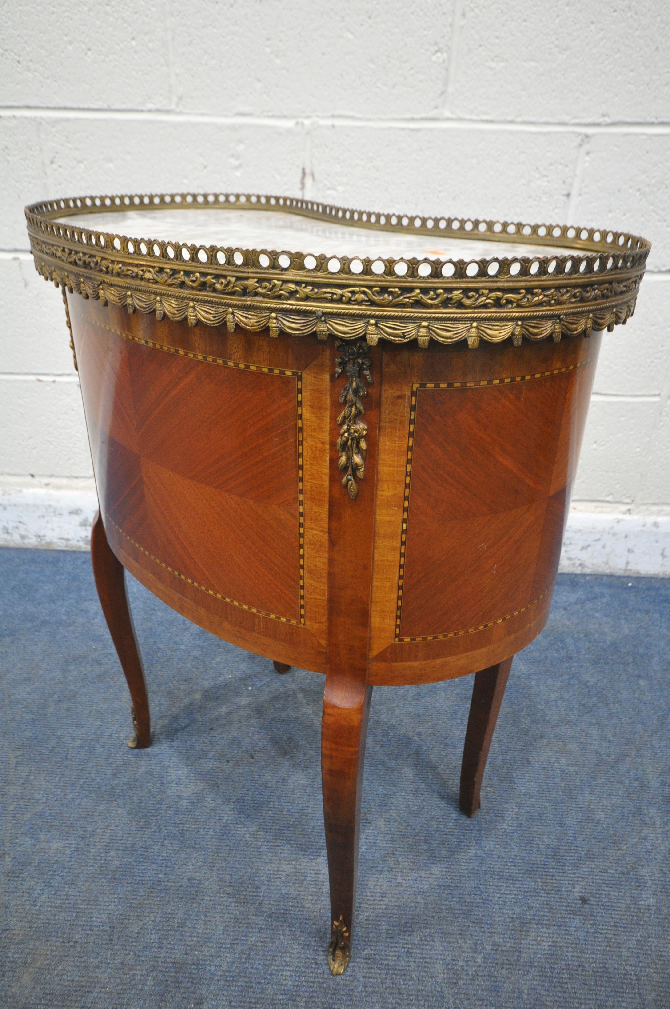 A REPRODUCTION FRENCH KINGWOOD VENEER KIDNEY SIDE TABLE, the marble top is surrounded by a pierced - Image 5 of 5