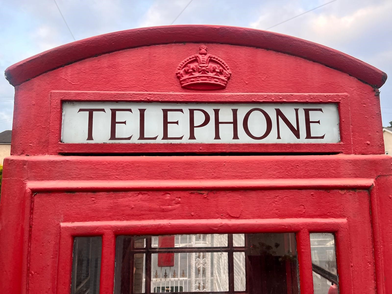 A RED K6 TELEPHONE BOX, the distinctive shape with a domed top, crown, and later fitted with Elvis - Bild 5 aus 11