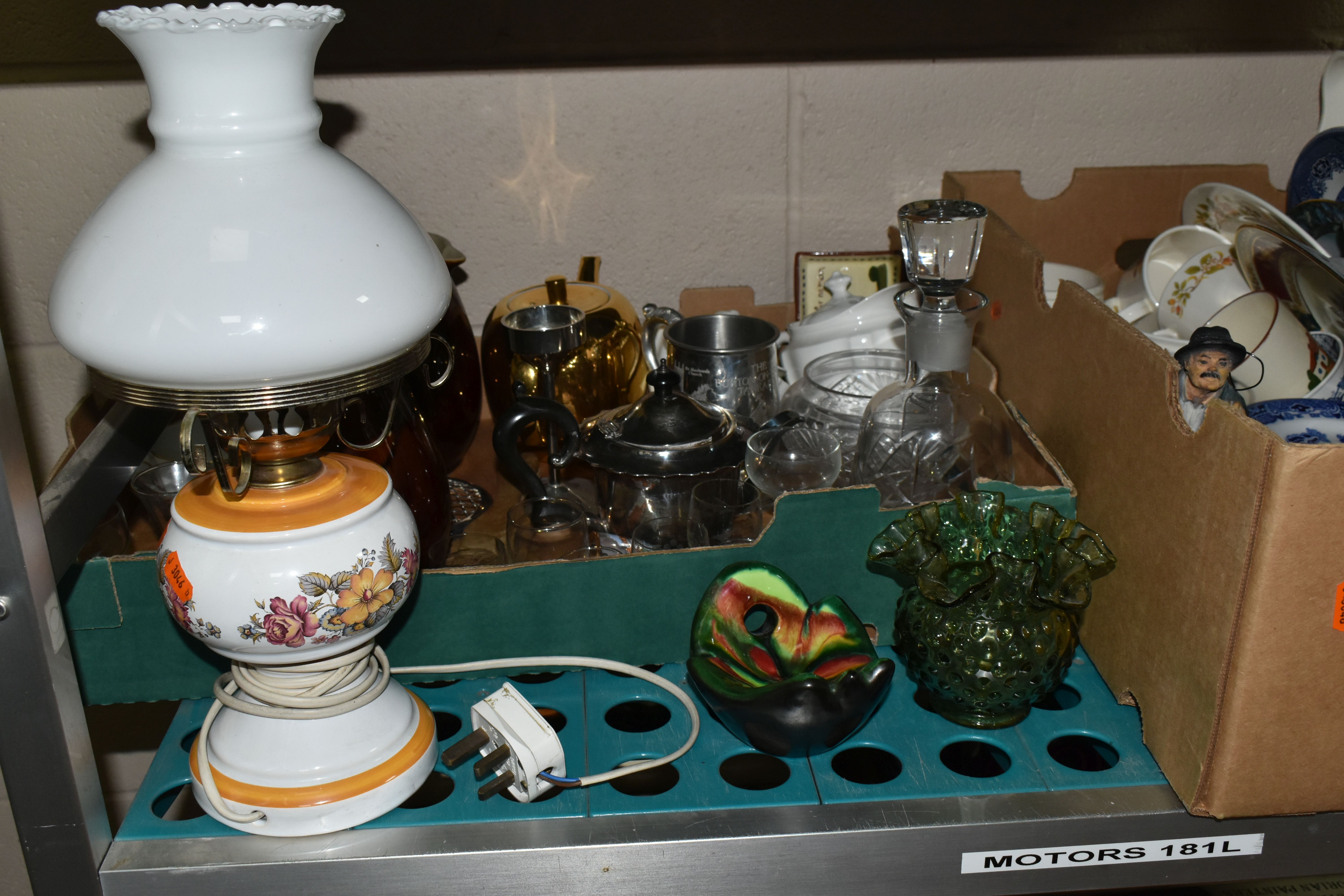 FOUR BOXES AND LOOSE GLASSWARE AND CERAMICS, to include a Fenton green hobnail double crimp vase, - Bild 7 aus 9