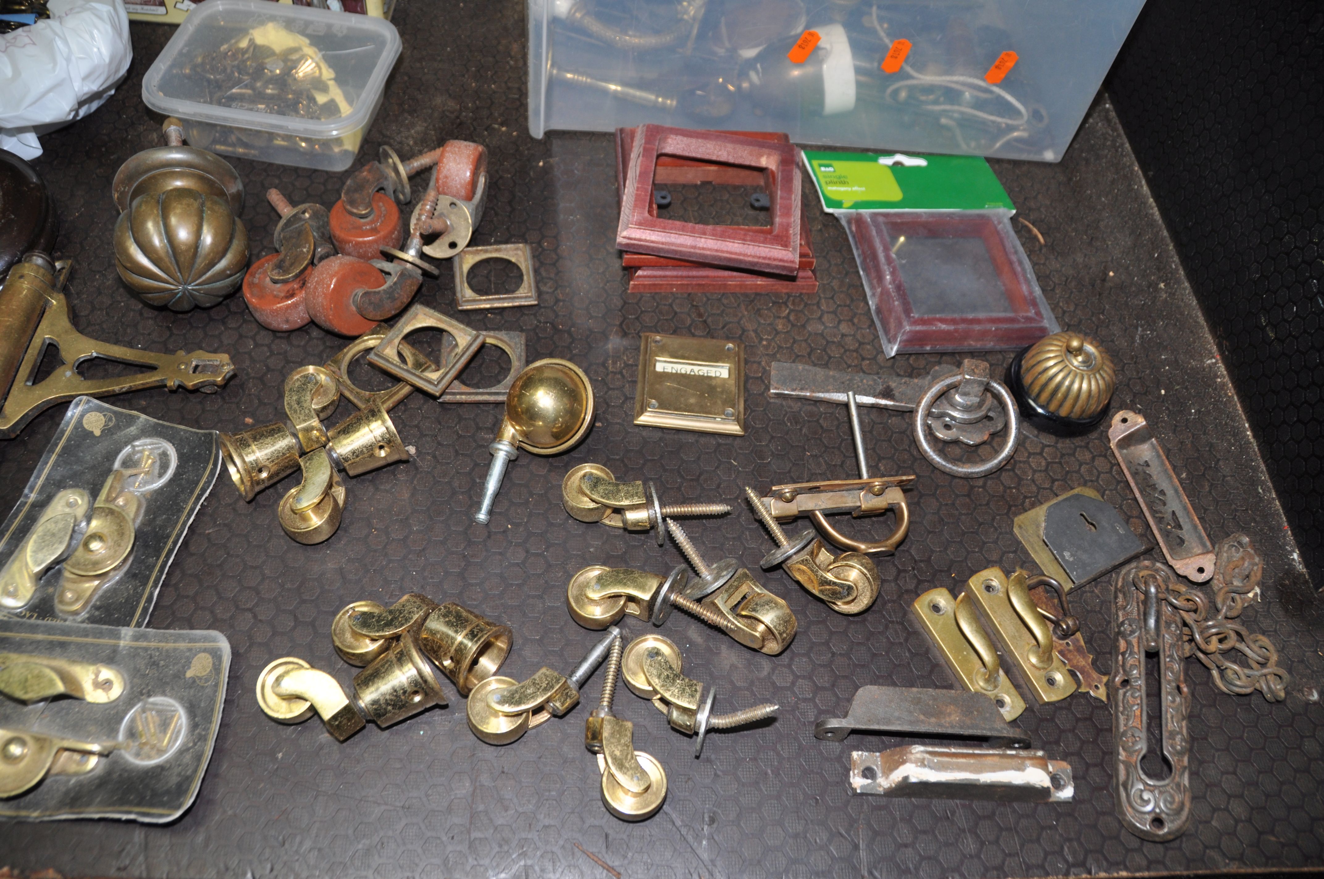TWO TRAYS CONTAINING VINTAGE AND REPRODUCTION BRASS DOOR FURNITURE AND HARDWARE including door - Image 4 of 9
