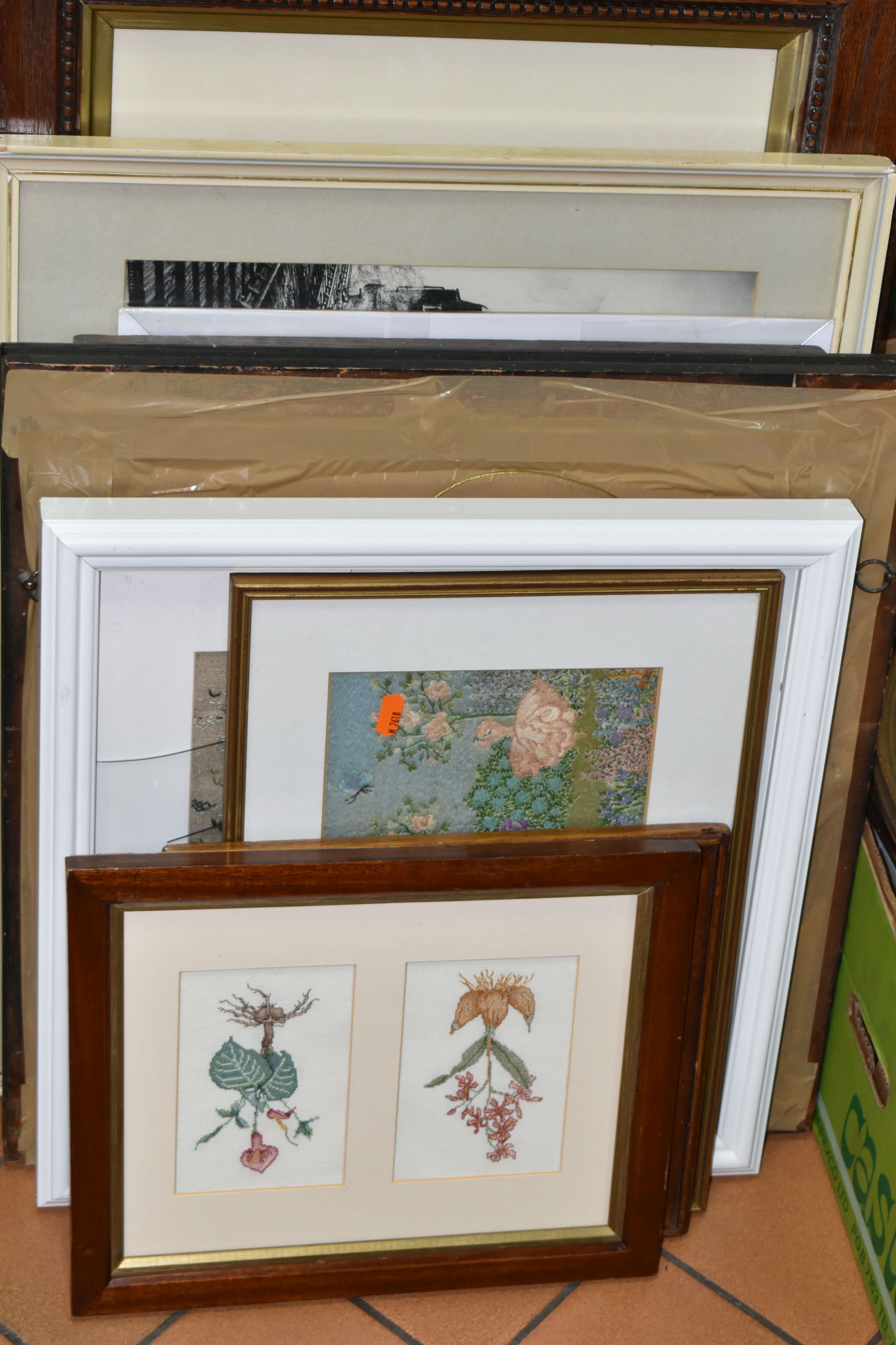 A QUANTITY OF PICTURES AND PRINTS ETC, to include framed illustrations of botanical subjects, scenes - Bild 2 aus 5