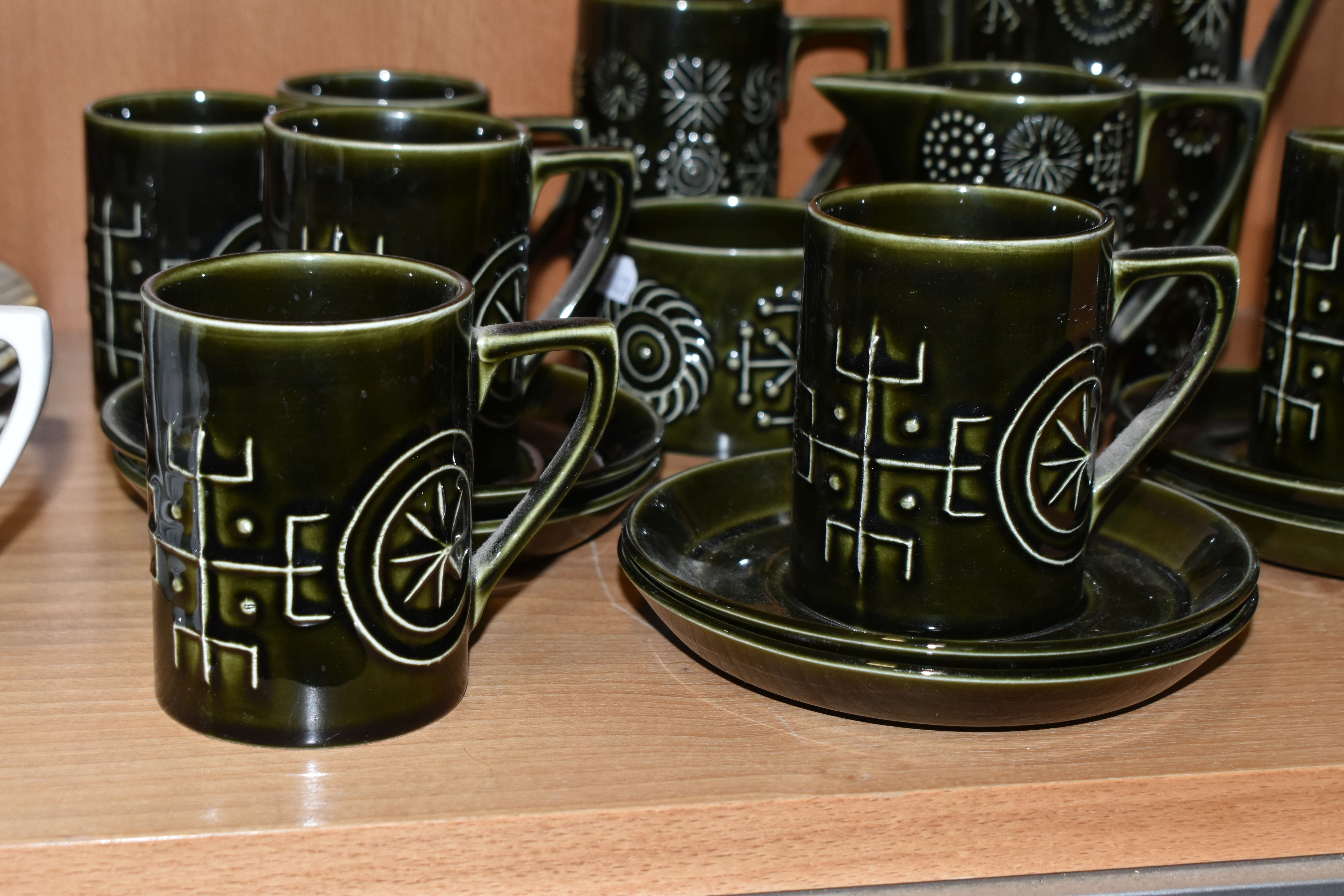 A COLLECTION OF PORTMEIRION TOTEM AND RIDGWAY HOMEMAKER VINTAGE TABLEWARE, comprising a sixteen - Image 5 of 9