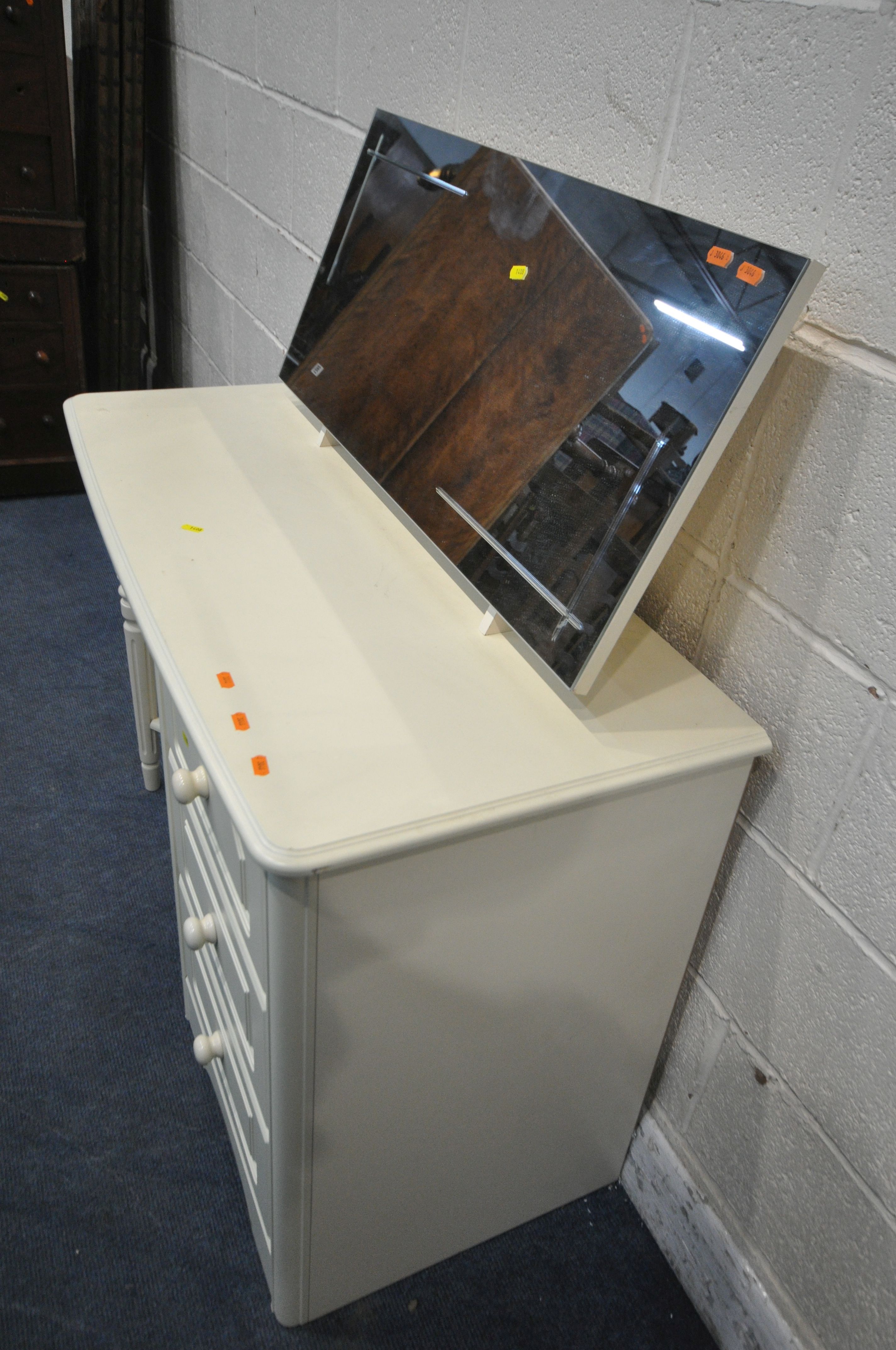 A CREAM DRESSING TABLE, fitted with three drawers, along with a rectangular dressing mirror, width - Bild 2 aus 2