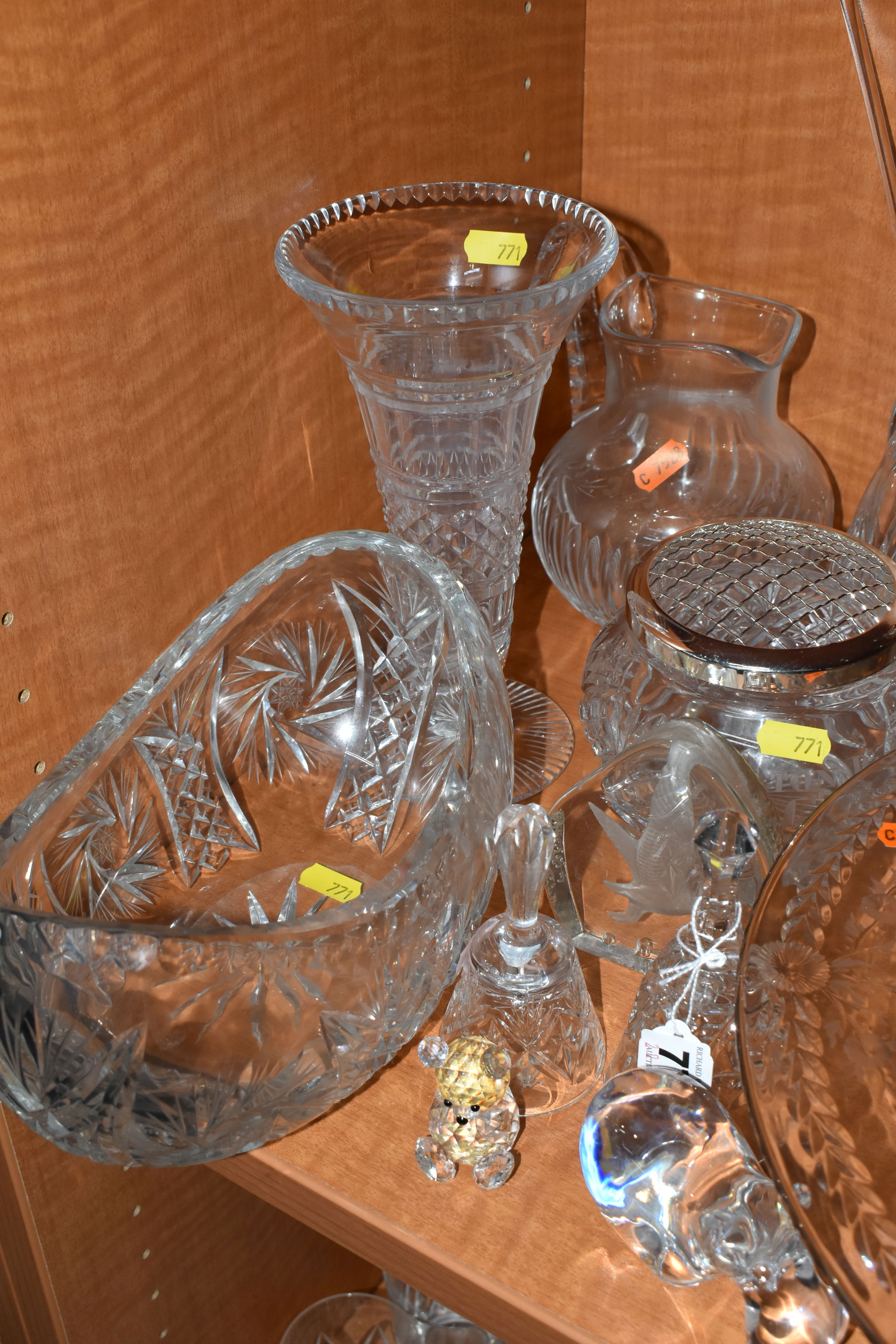 A COLLECTION OF GLASSWARE, including a Swarovski owl, a small Royal Brierly bowl, an Atlantis - Bild 5 aus 8