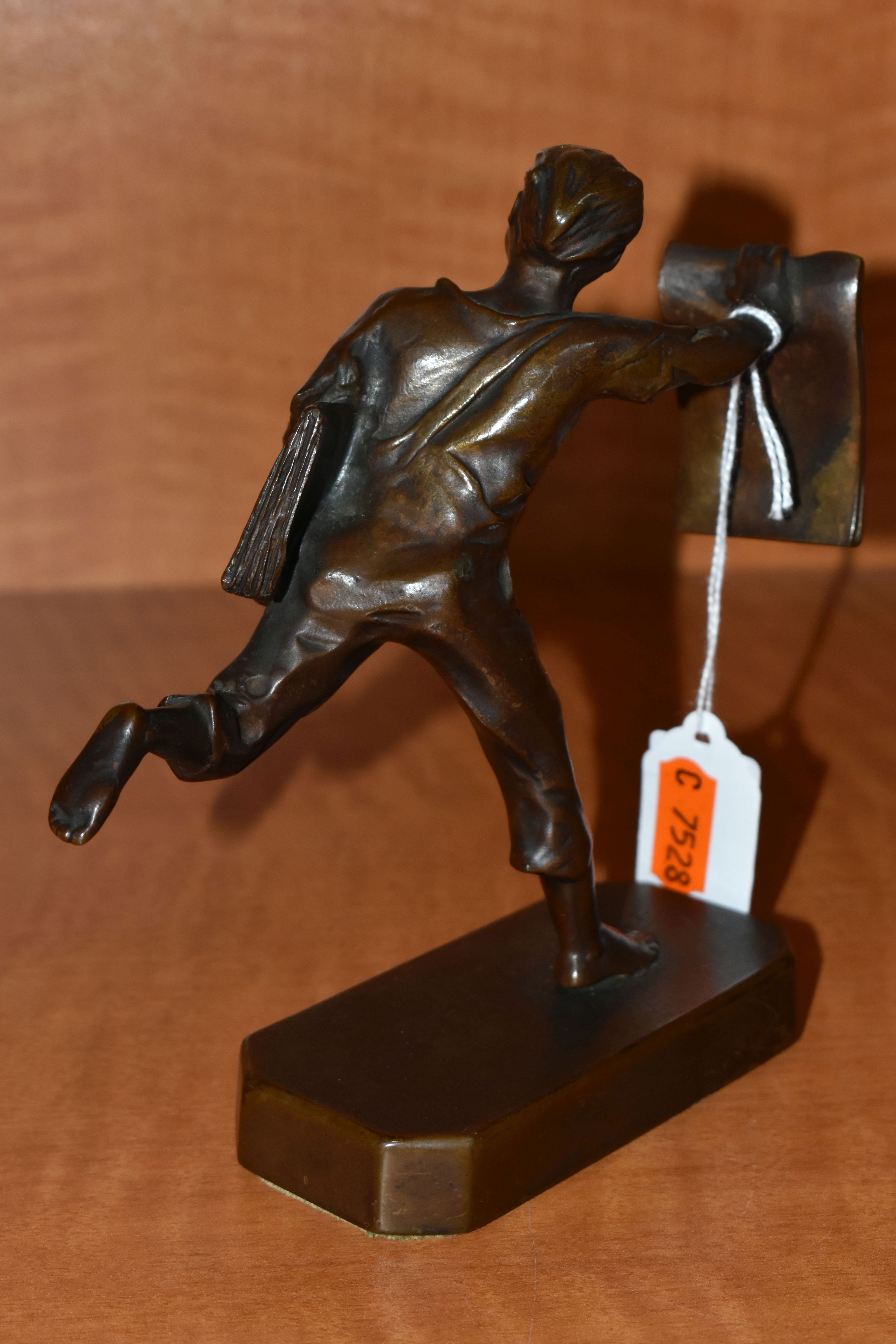 A 1930'S POLITAL INTEREST BRONZE FIGURE OF A BARE FOOTED NEWSPAPER BOY POSED AS RUNNING, with a - Bild 4 aus 7