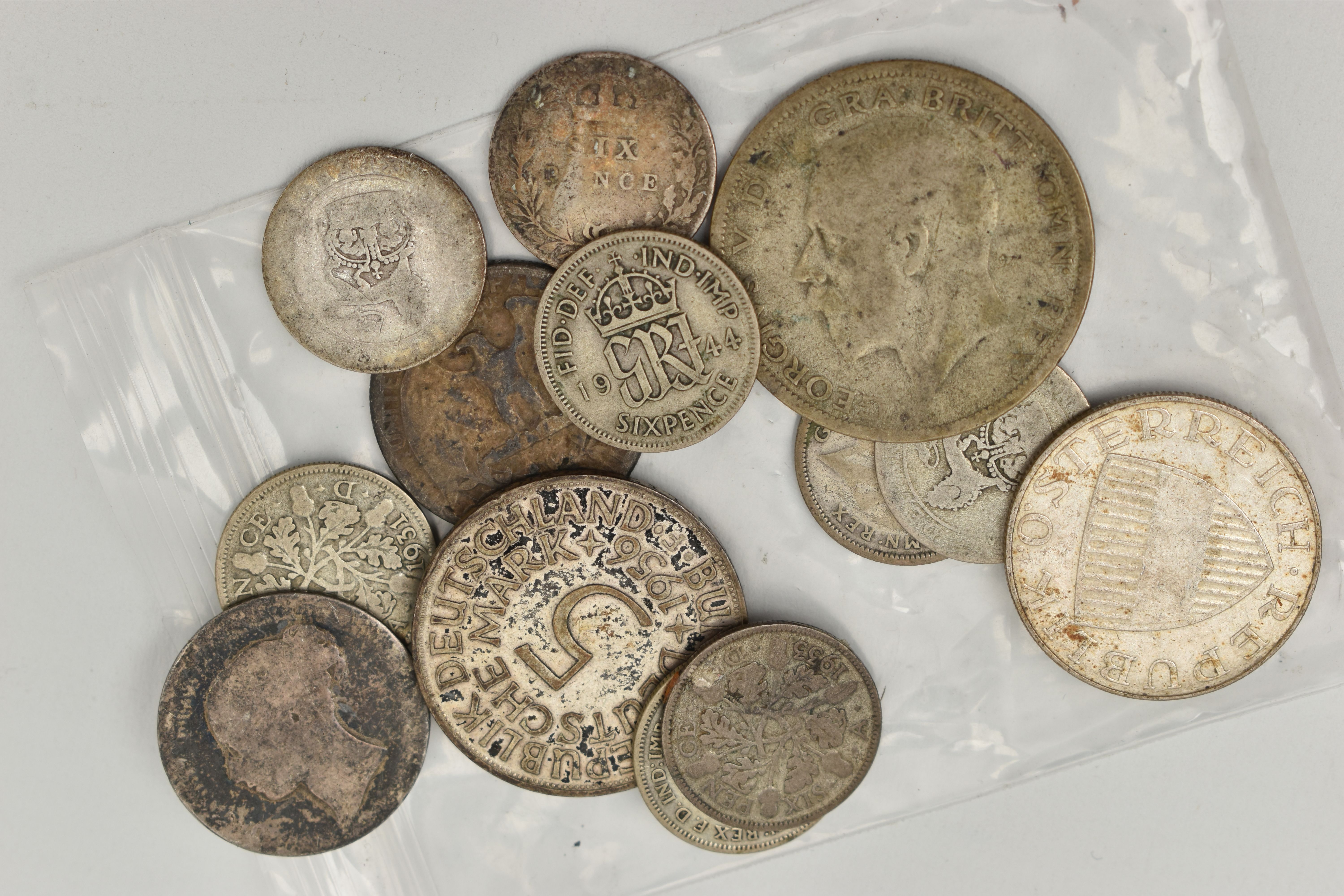 A BOX OF ASSORTED COINAGE, to include a small quantity of silver coins, approximate gross weight - Bild 2 aus 2