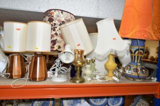 A SELECTION OF 20TH CENTURY LAMPS WITH LAMPSHADES IN A VARIETY OF STYLES, including two 'Lancroft'