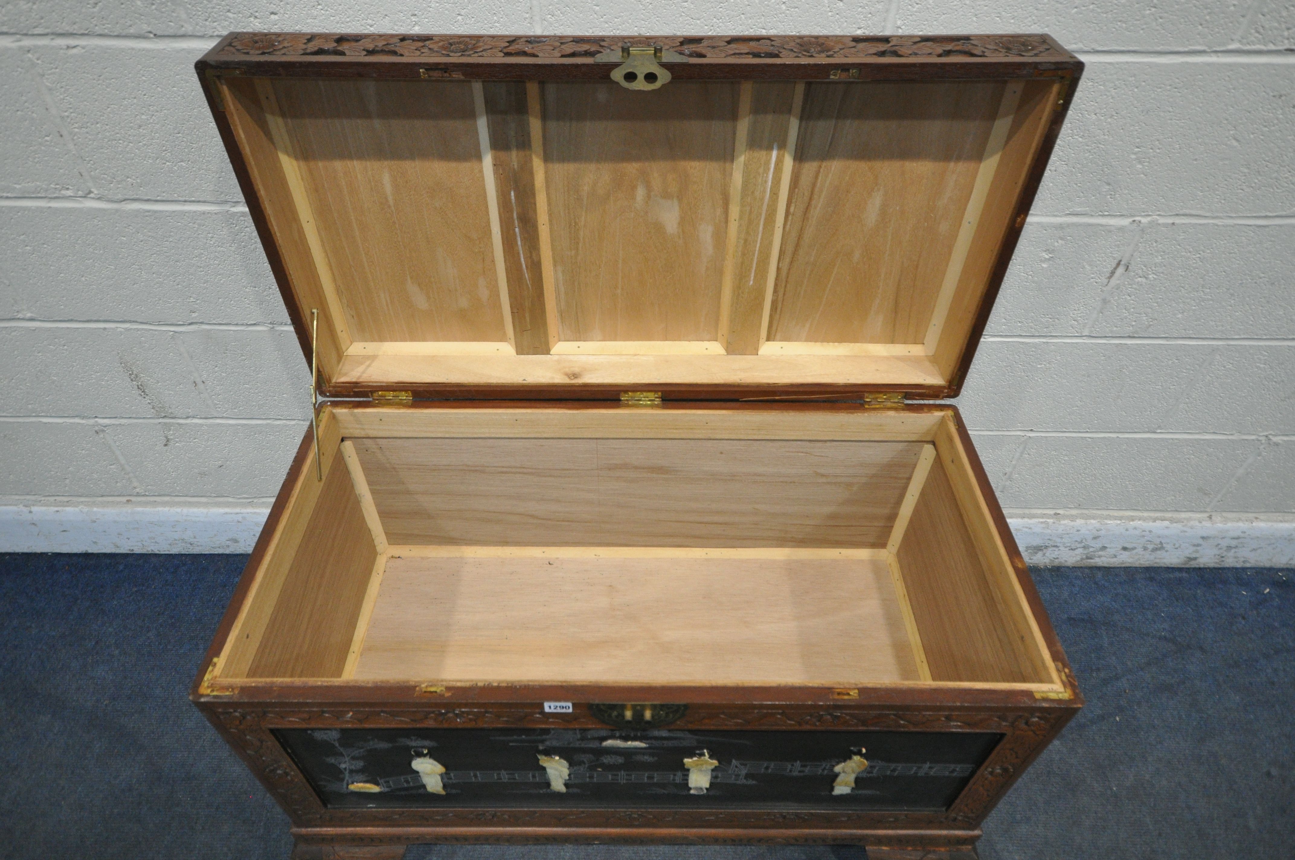 A 20TH CENTURY CHINESE CAMPHORWOOD BLANKET CHEST, with chinoiserie decoration, width 107cm x depth - Image 5 of 6