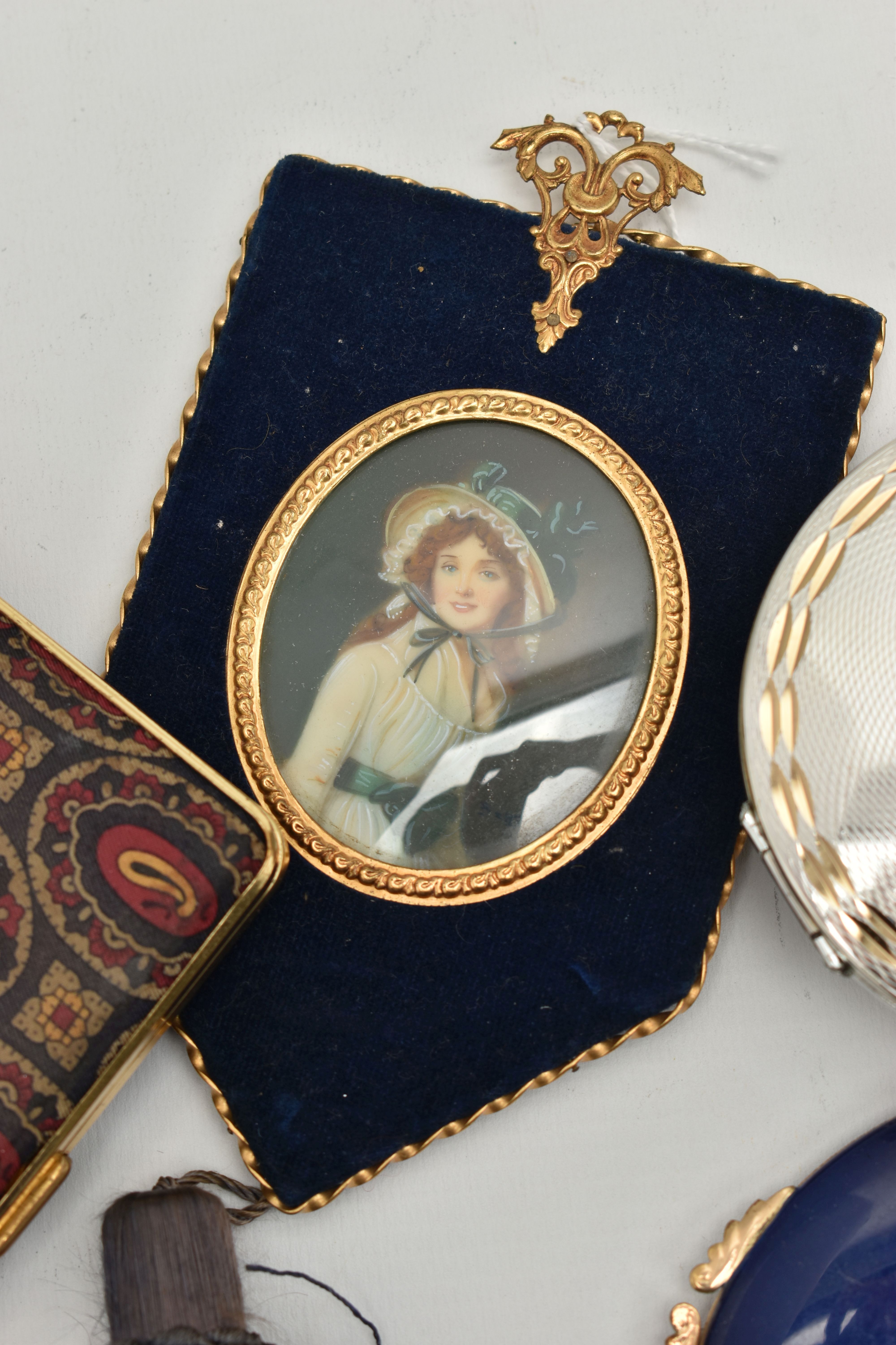 A BOX OF COMPACTS AND TWO MINIATURE PORTRAITS, to include a blue lacquer 'Gucci' compact, three ' - Image 3 of 7